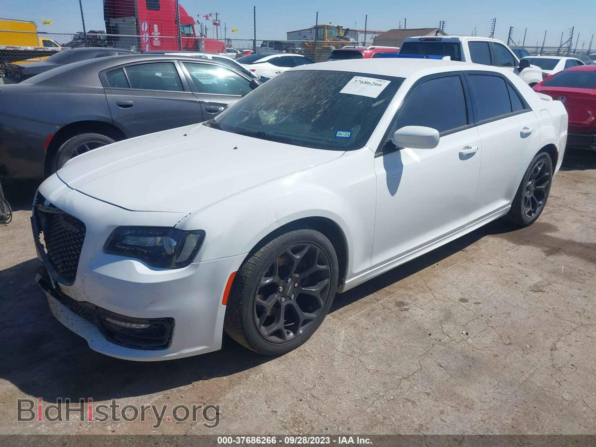 2019 CHRYSLER 300 - VIN: 2C3CCABT8K8560207 - Фото 2