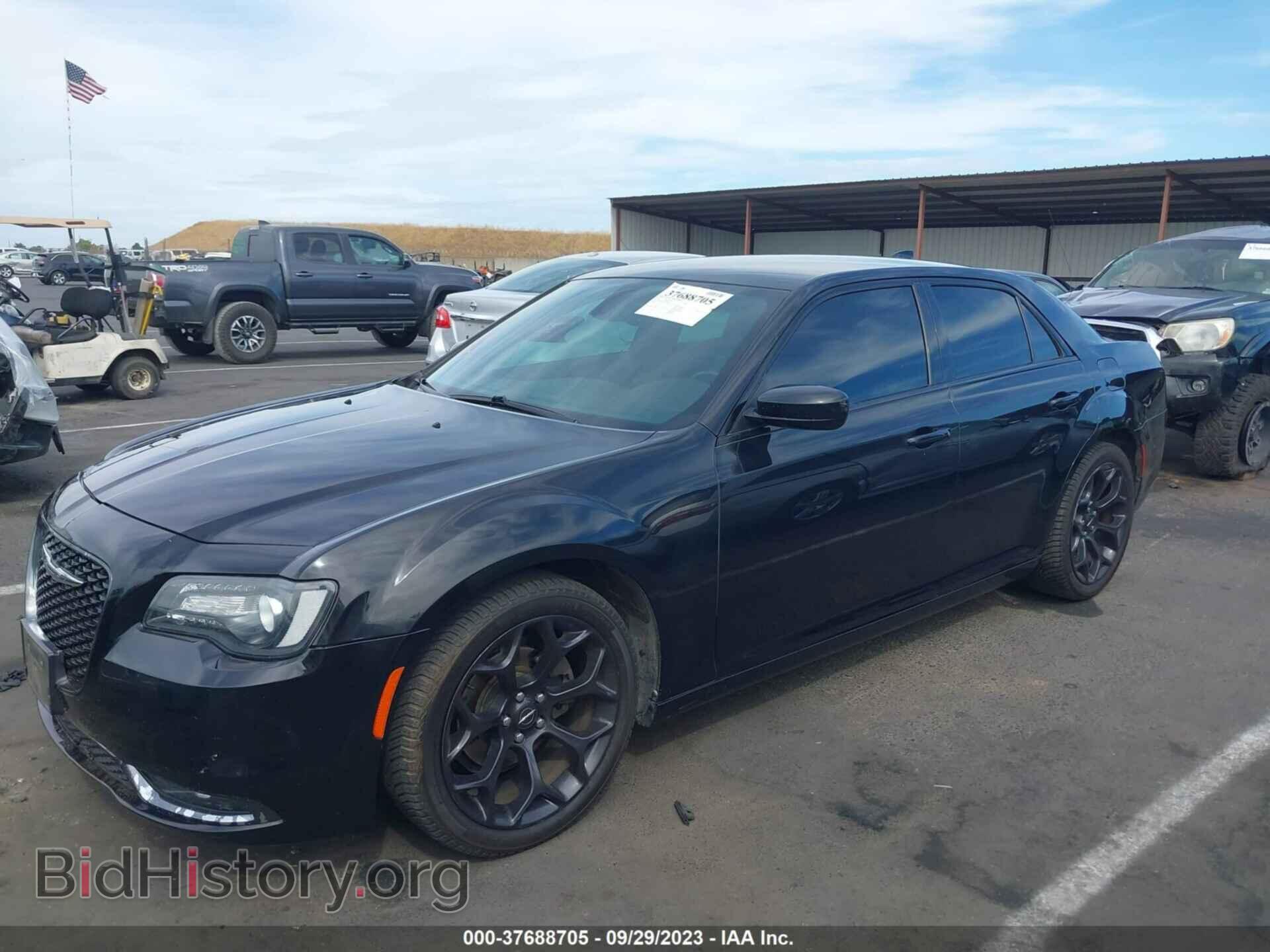 2019 CHRYSLER 300 - VIN: 2C3CCABG3KH539641 - Фото 2