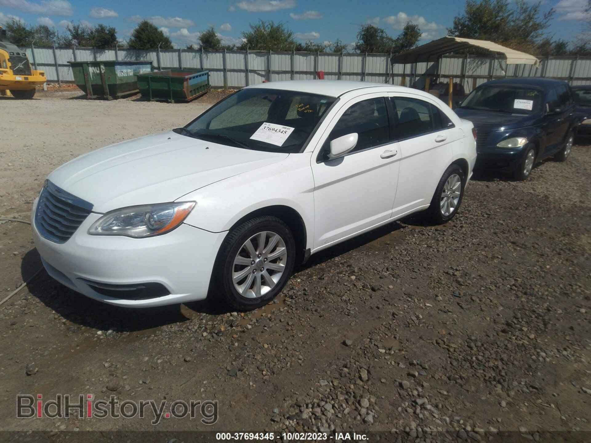 2013 CHRYSLER 200 - VIN: 1C3CCBBB0DN765981 - Фото 2