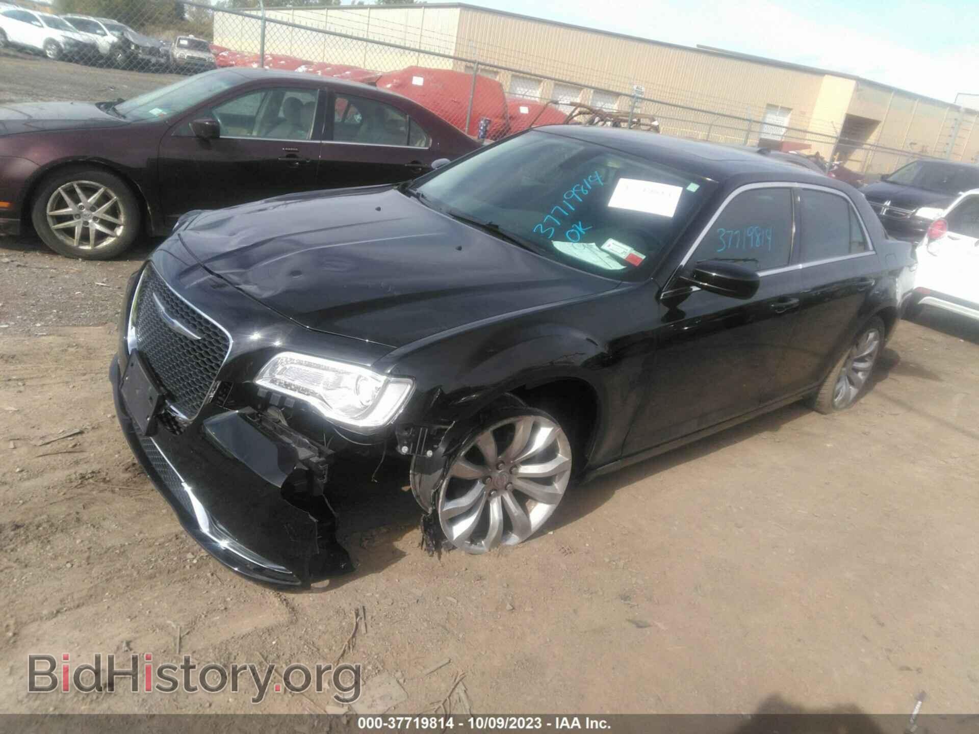 2019 CHRYSLER 300 - VIN: 2C3CCAAG8KH517085 - Фото 2