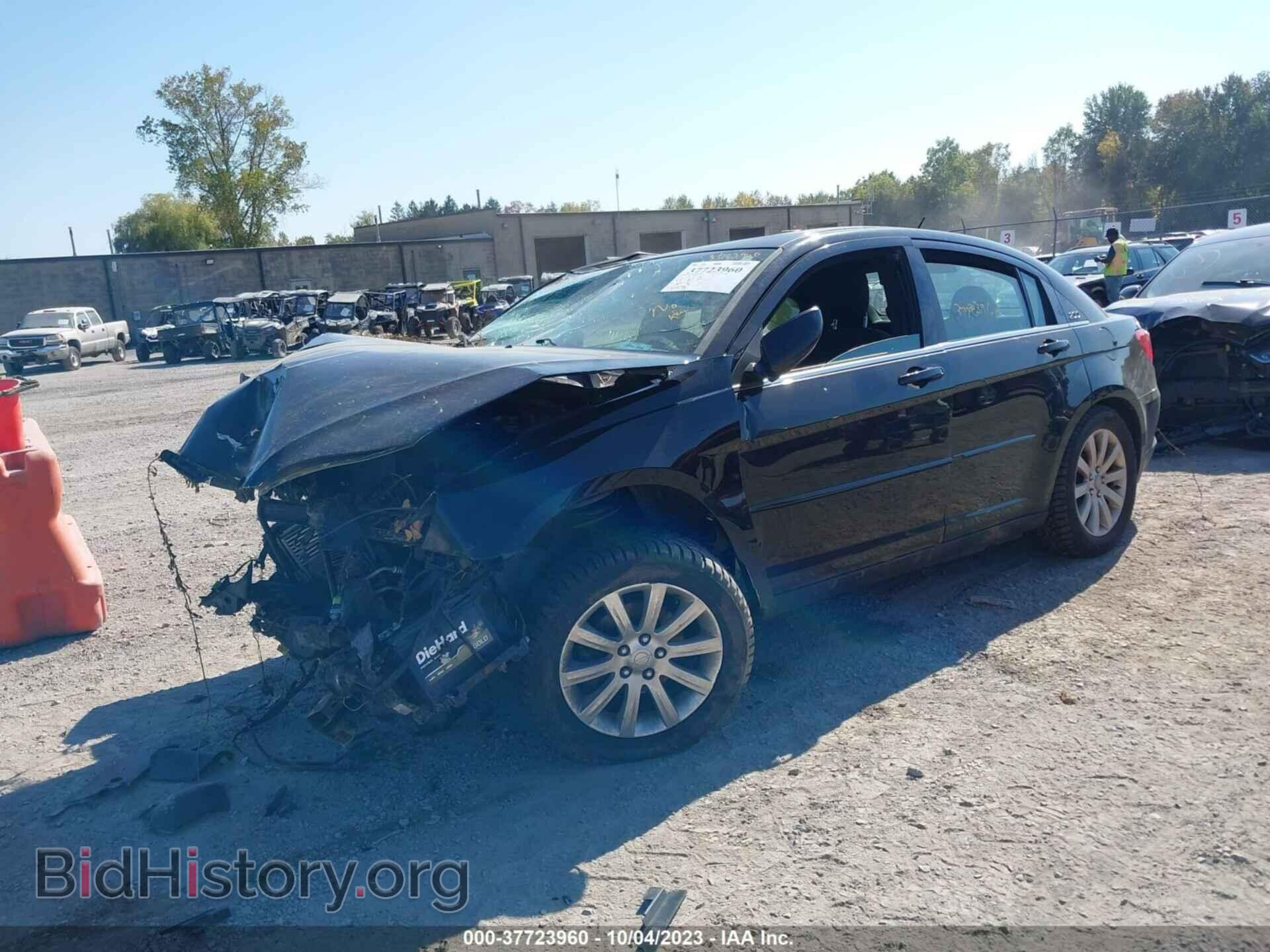 2011 CHRYSLER 200 - VIN: 1C3BC1FG5BN547334 - Фото 2