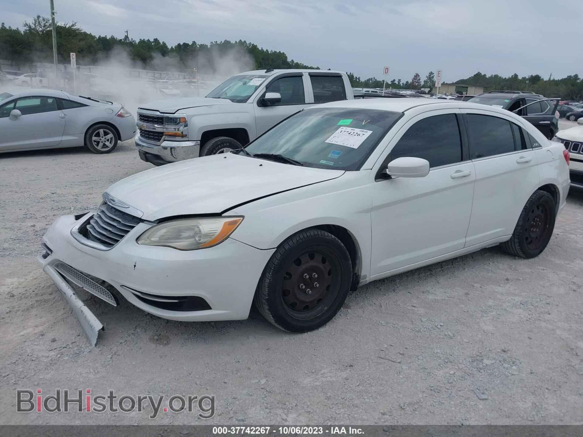 2014 CHRYSLER 200 - VIN: 1C3CCBAB8EN211140 - Фото 2