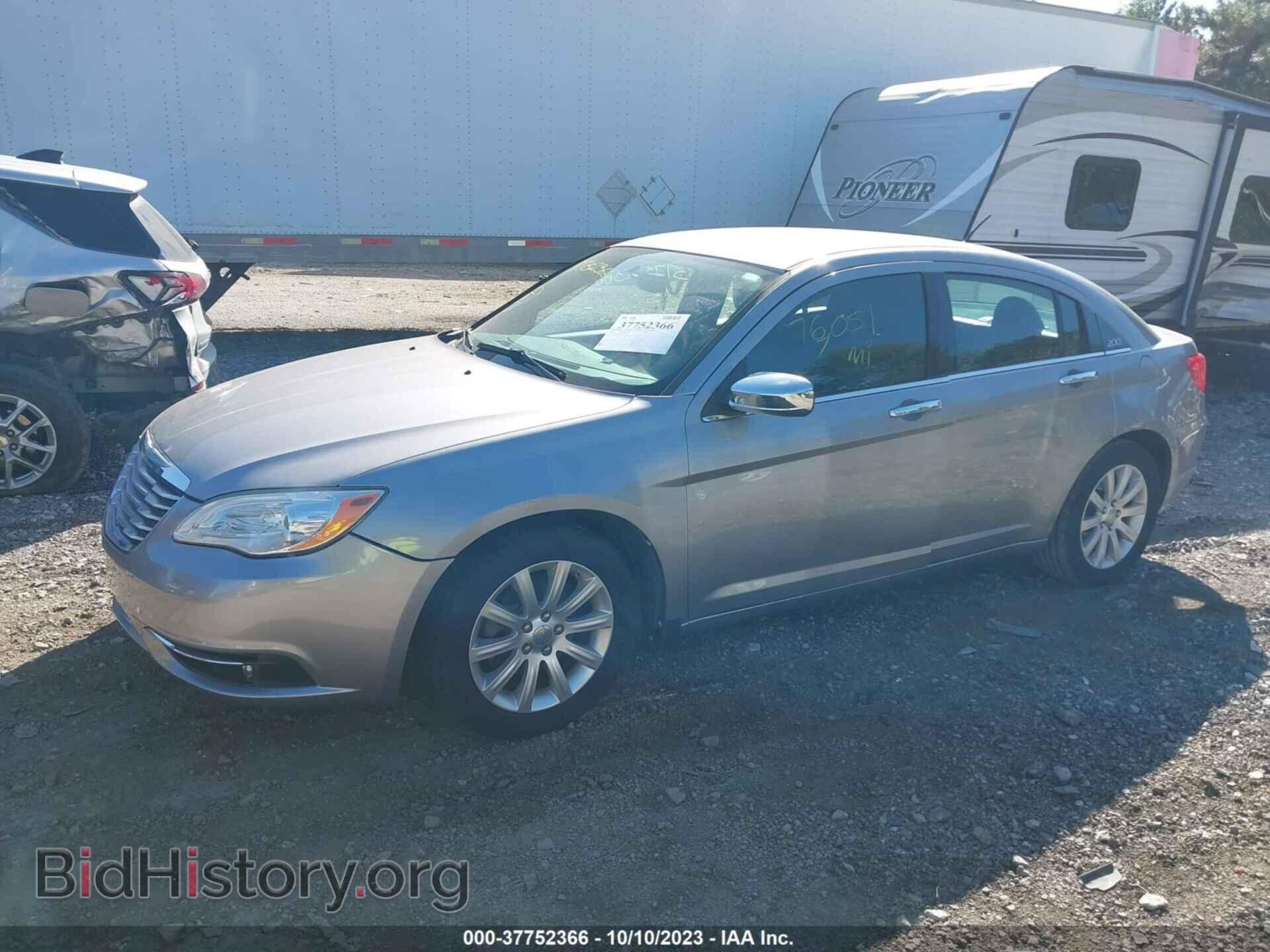 2013 CHRYSLER 200 - VIN: 1C3CCBCG8DN602361 - Фото 2