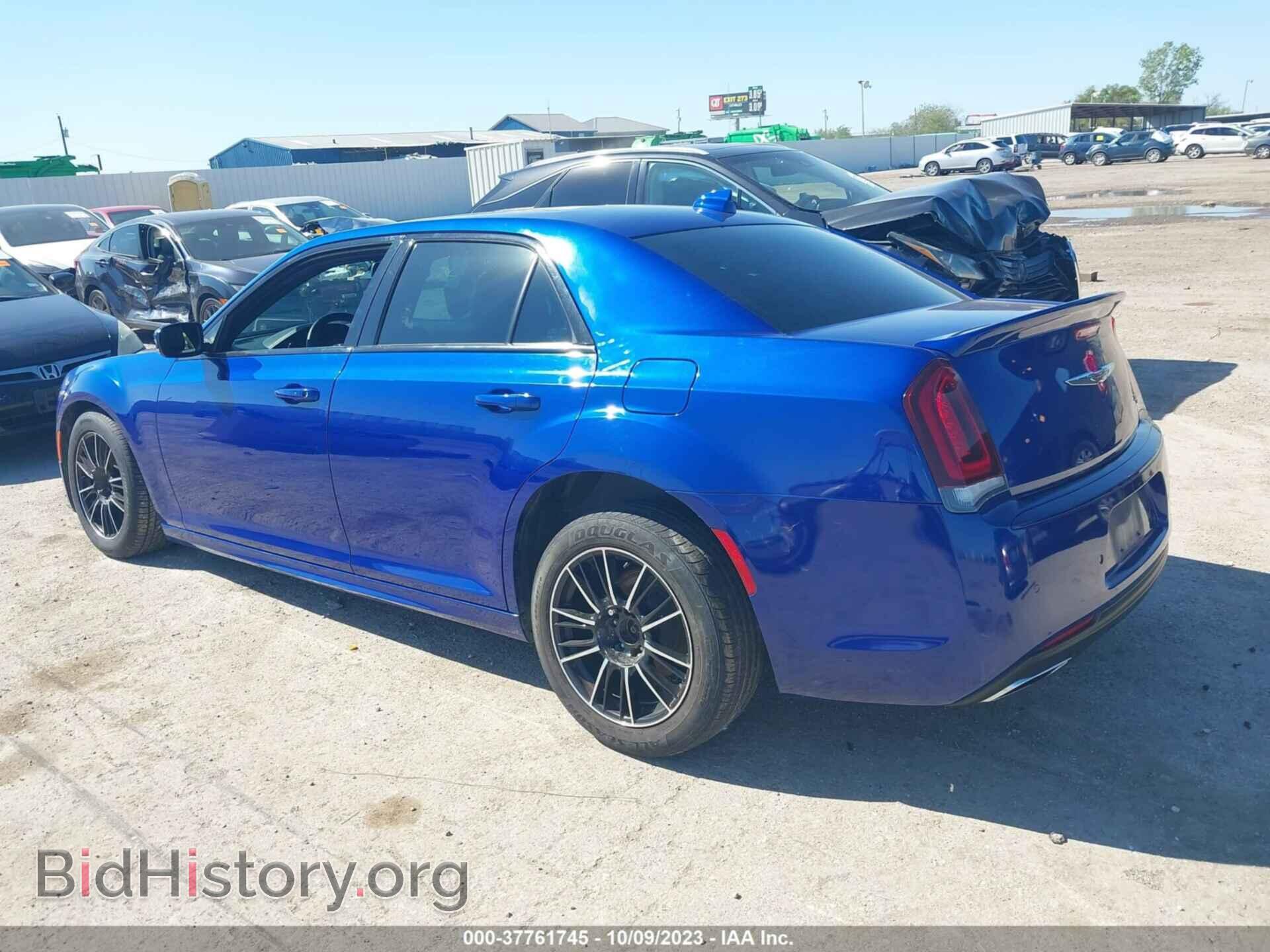 2018 CHRYSLER 300 - VIN: 2C3CCABGXJH240470 - Фото 3