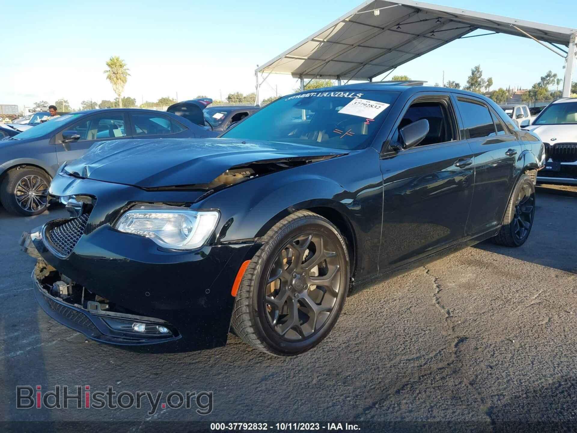 2017 CHRYSLER 300C - VIN: 2C3CCAPT8HH565781 - Фото 2