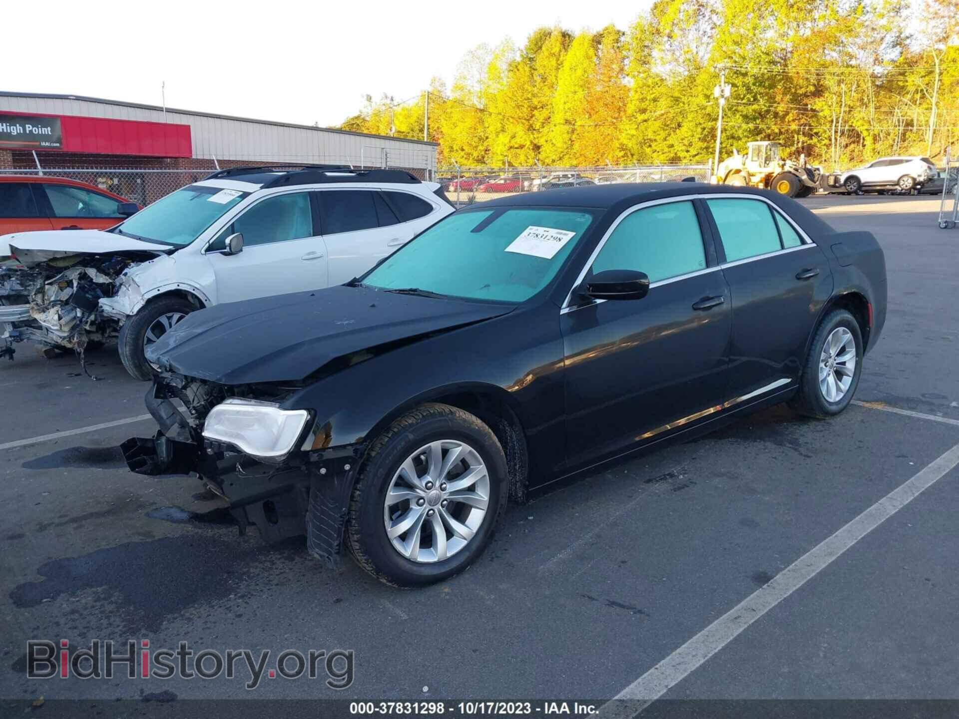 2019 CHRYSLER 300 - VIN: 2C3CCAAG0KH651279 - Фото 2