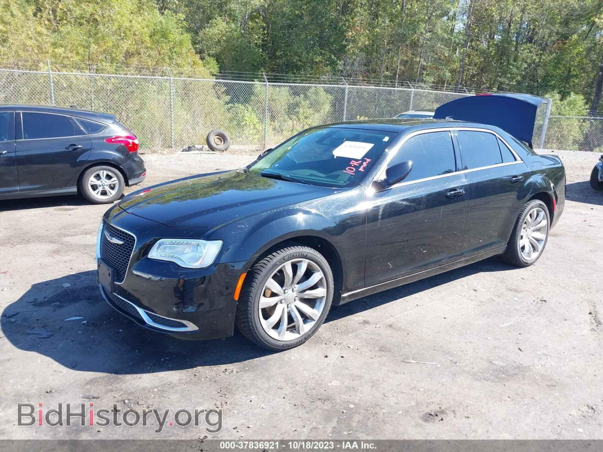 2019 CHRYSLER 300 - VIN: 2C3CCAAG3KH542475 - Фото 2