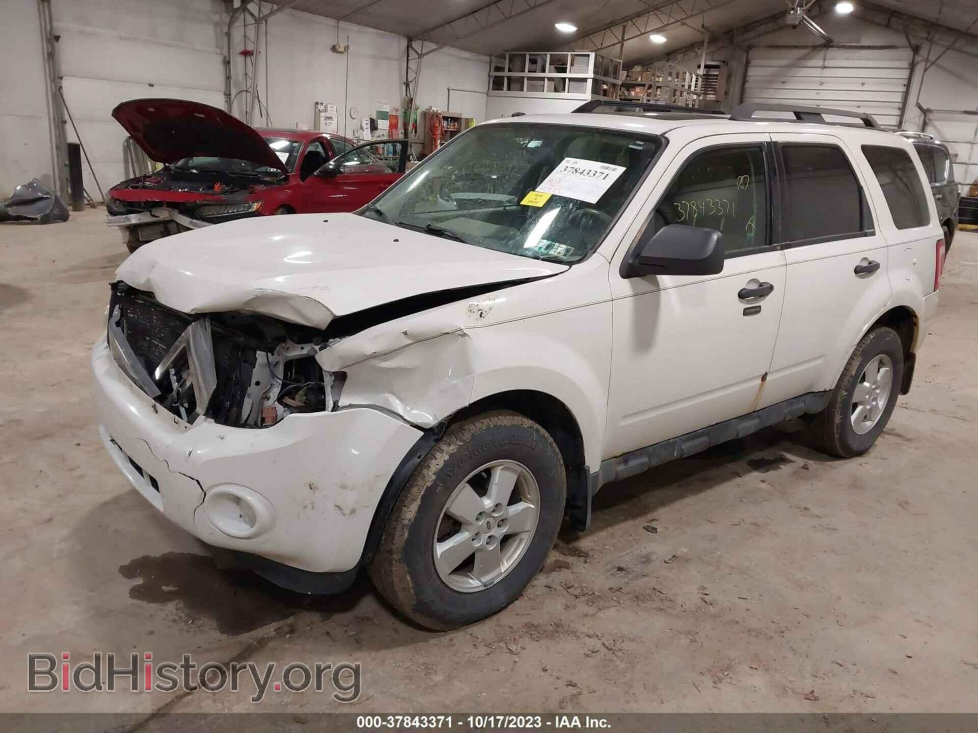 2011 FORD ESCAPE - VIN: 1FMCU9D78BKB11198 - Фото 2