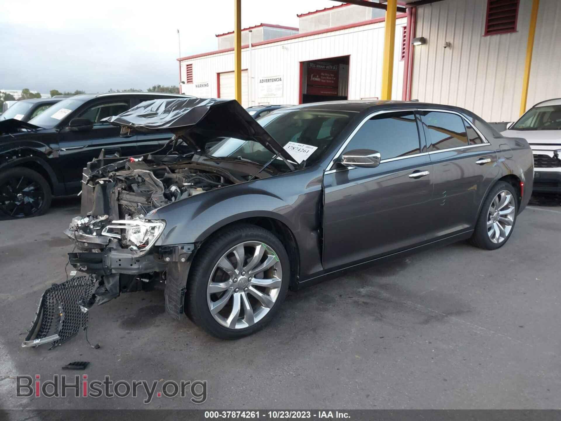 2019 CHRYSLER 300 - VIN: 2C3CCAEG3KH634177 - Фото 2