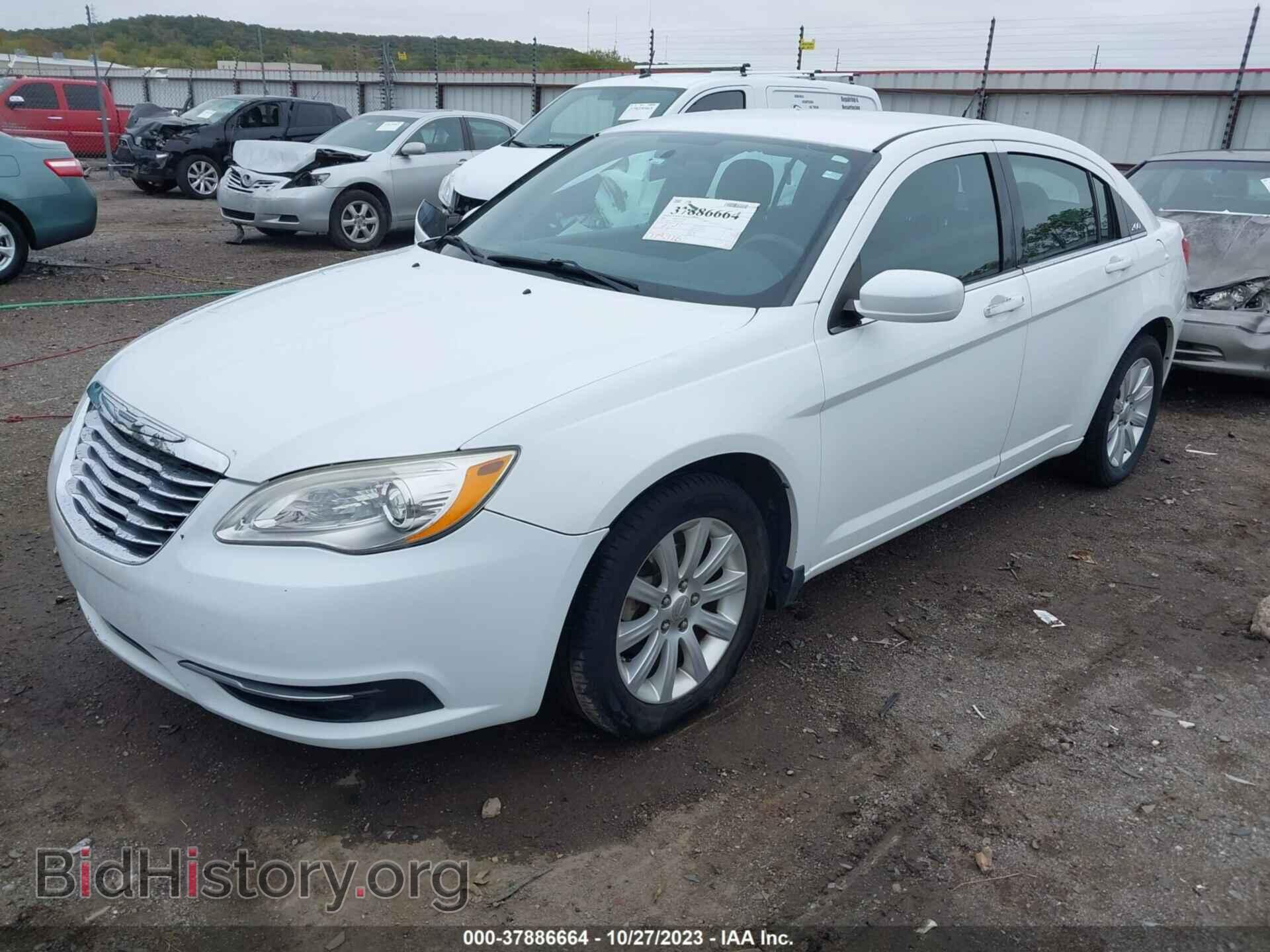 2011 CHRYSLER 200 - VIN: 1C3BC1FB8BN576167 - Фото 2