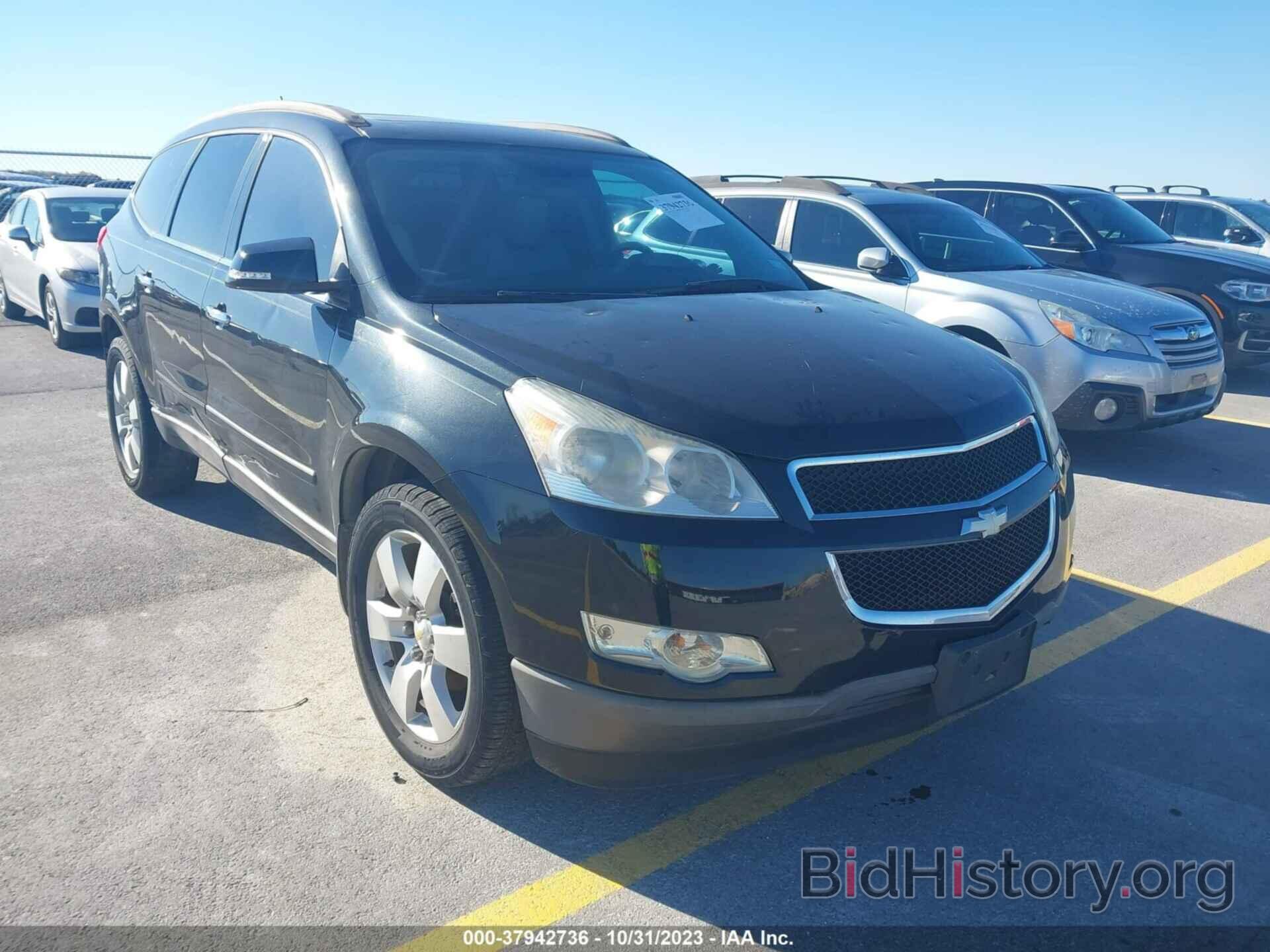 Photo 1GNKRLED7CJ217028 - CHEVROLET TRAVERSE 2012