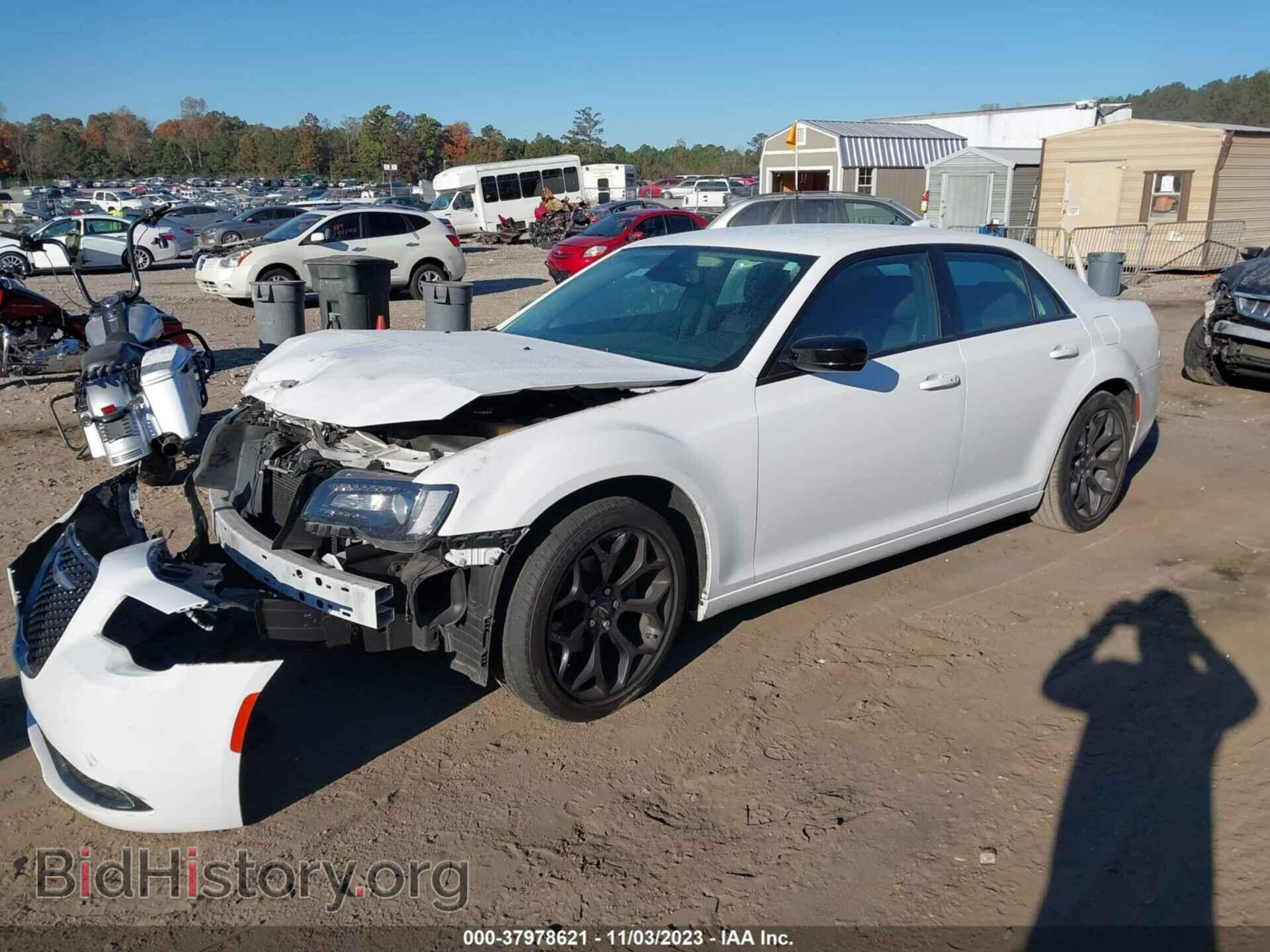 2019 CHRYSLER 300 - VIN: 2C3CCAAG2KH612130 - Фото 2