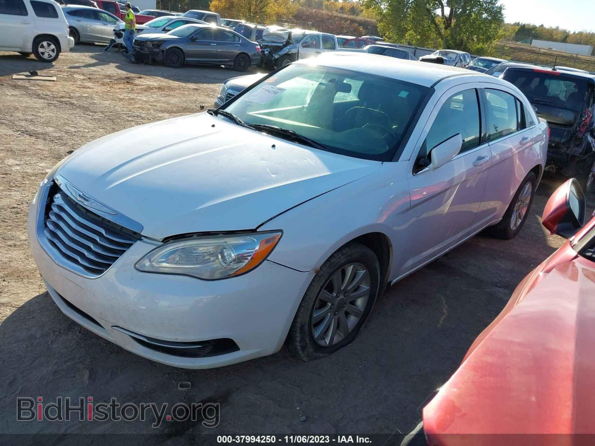 2012 CHRYSLER 200 - VIN: 1C3CCBBB1CN137541 - Фото 2