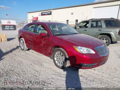 2013 Chrysler 200 Touring, красный — VIN 1C3CCBBB9DN701406, IAAI