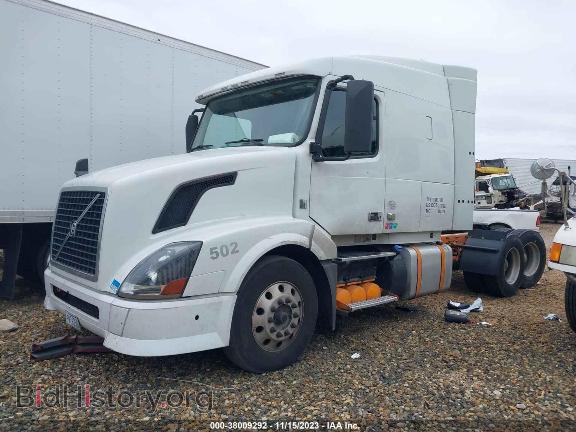 2012 VOLVO VN - VIN: 4V4NC9EH7CN563221 - Фото 2