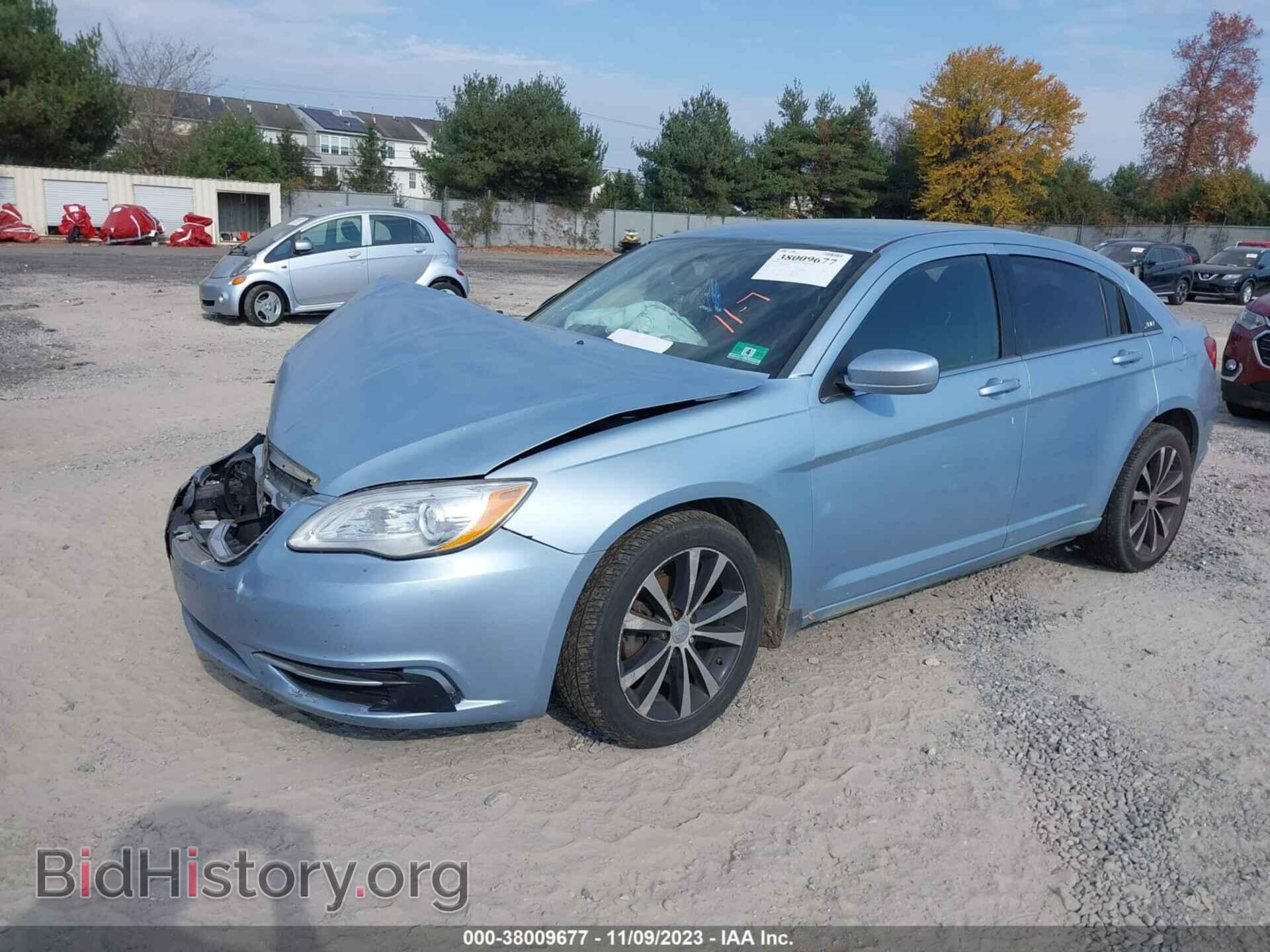 2013 CHRYSLER 200 - VIN: 1C3CCBAB3DN704819 - Фото 2