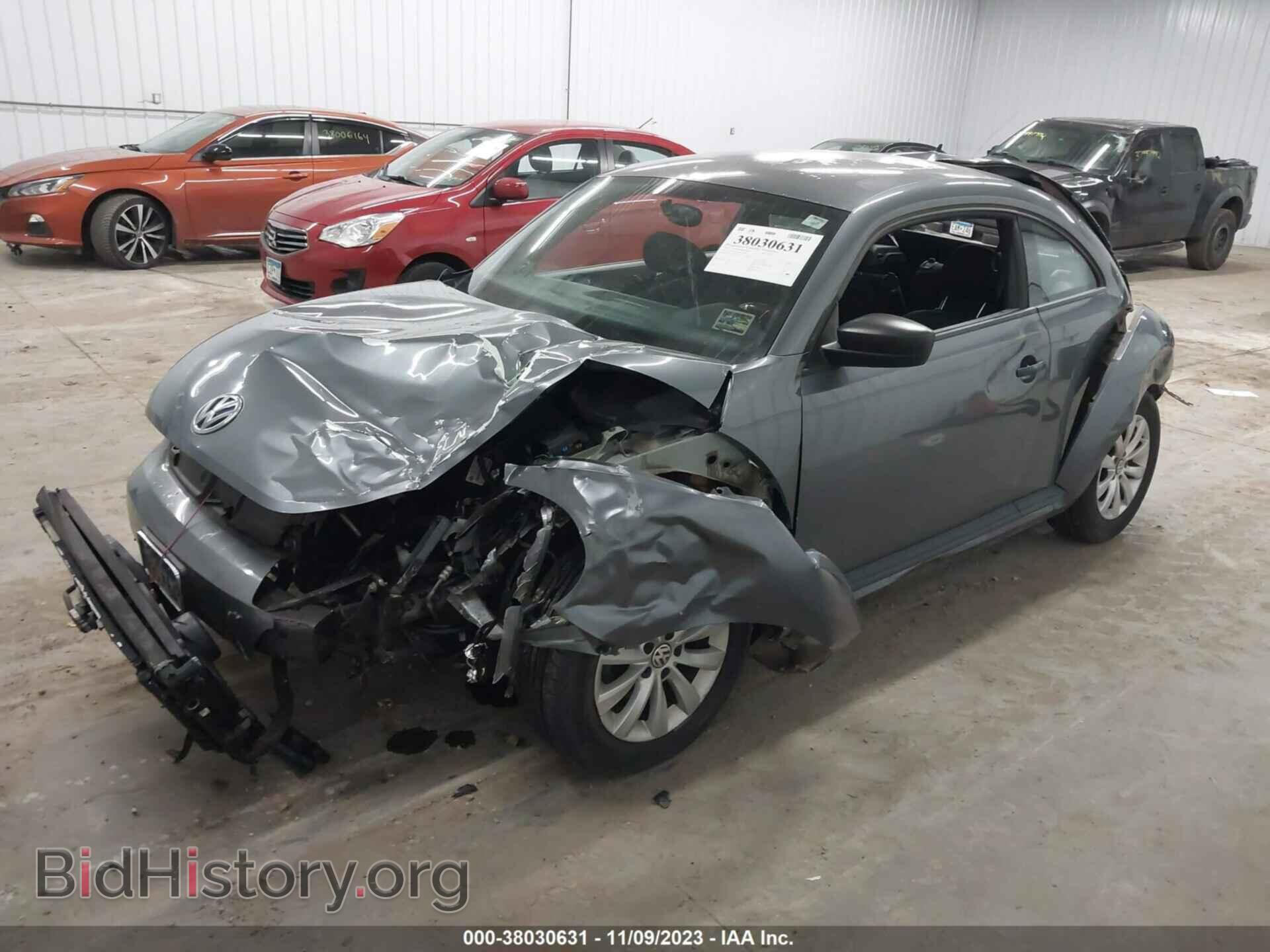 2014 VOLKSWAGEN BEETLE - VIN: 3VWFP7AT2EM627128 - Фото 2