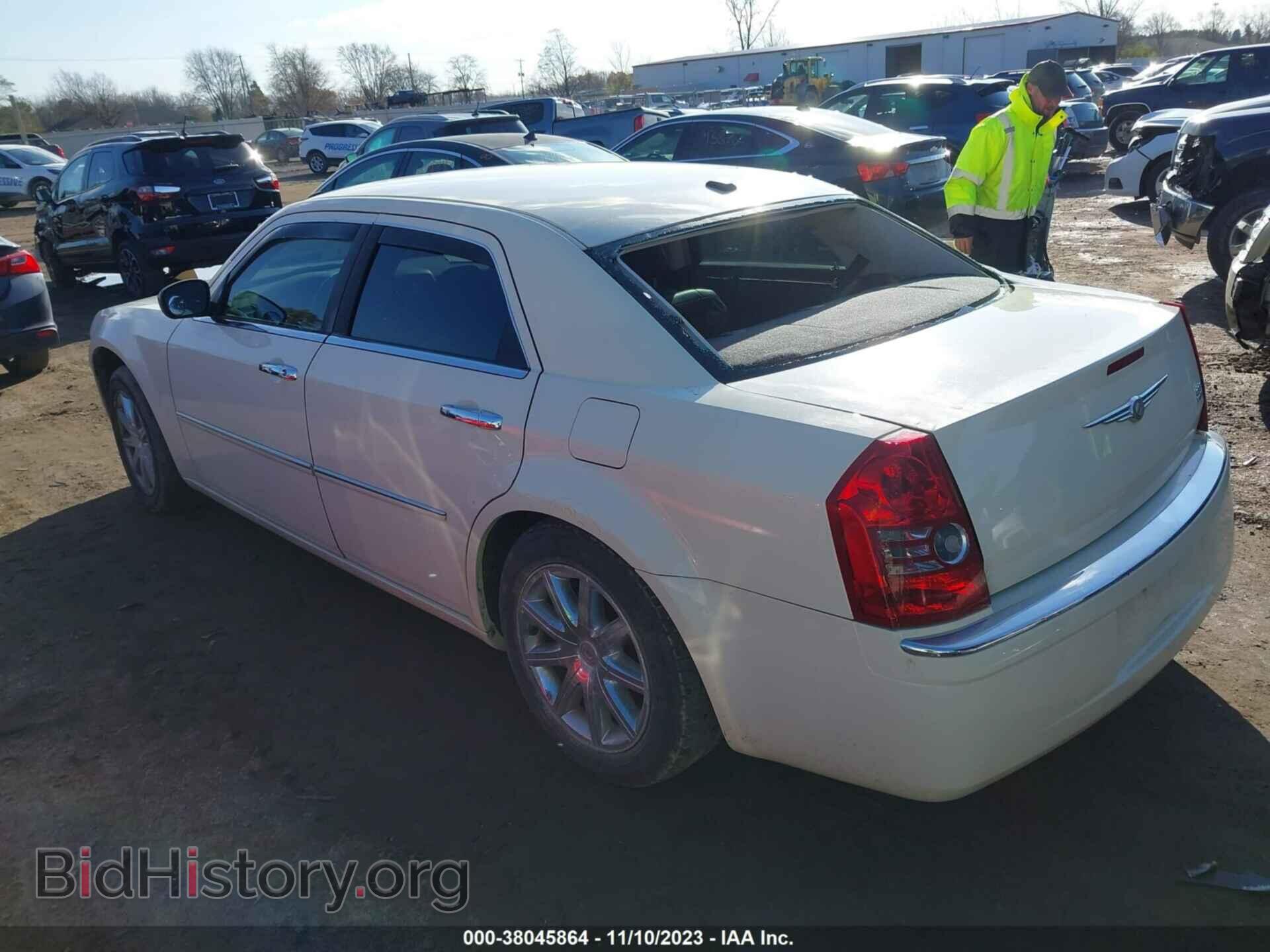 2010 CHRYSLER 300 - VIN: 2C3CA3CV8AH141497 - Фото 3