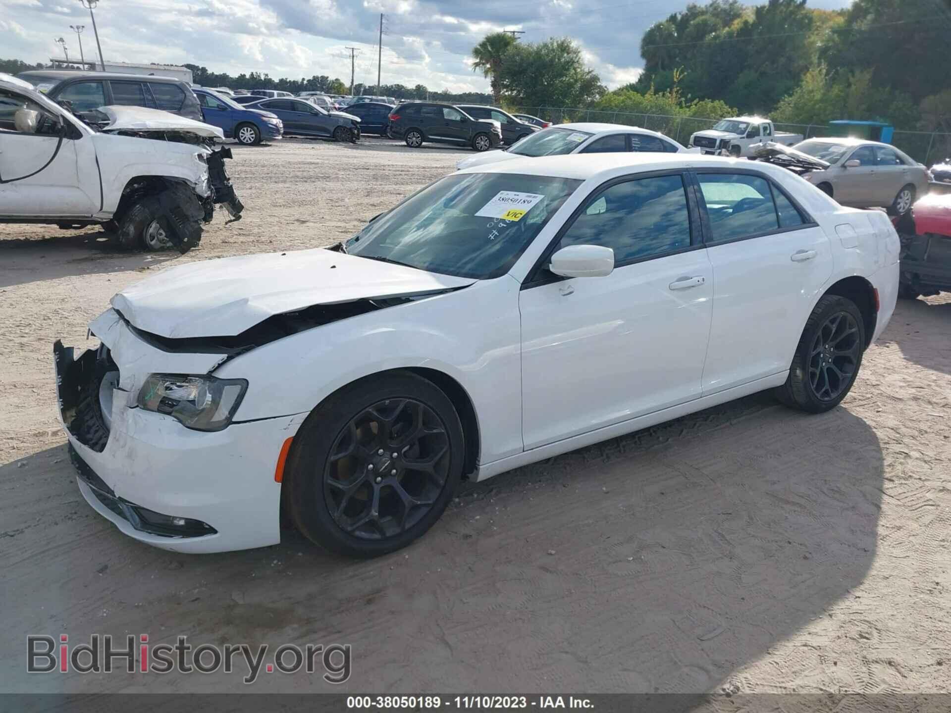 2019 CHRYSLER 300 - VIN: 2C3CCABG6KH555543 - Photo 2