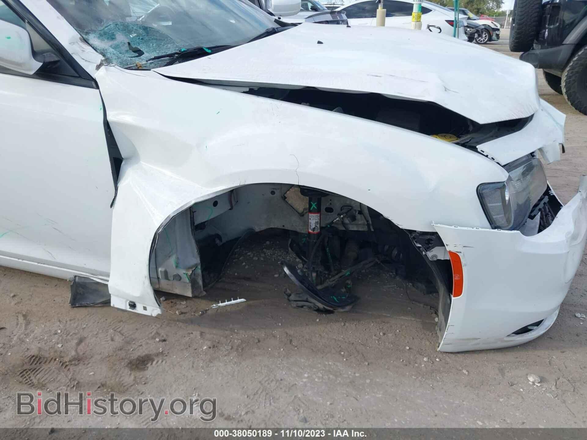 2019 CHRYSLER 300 - VIN: 2C3CCABG6KH555543 - Photo 6
