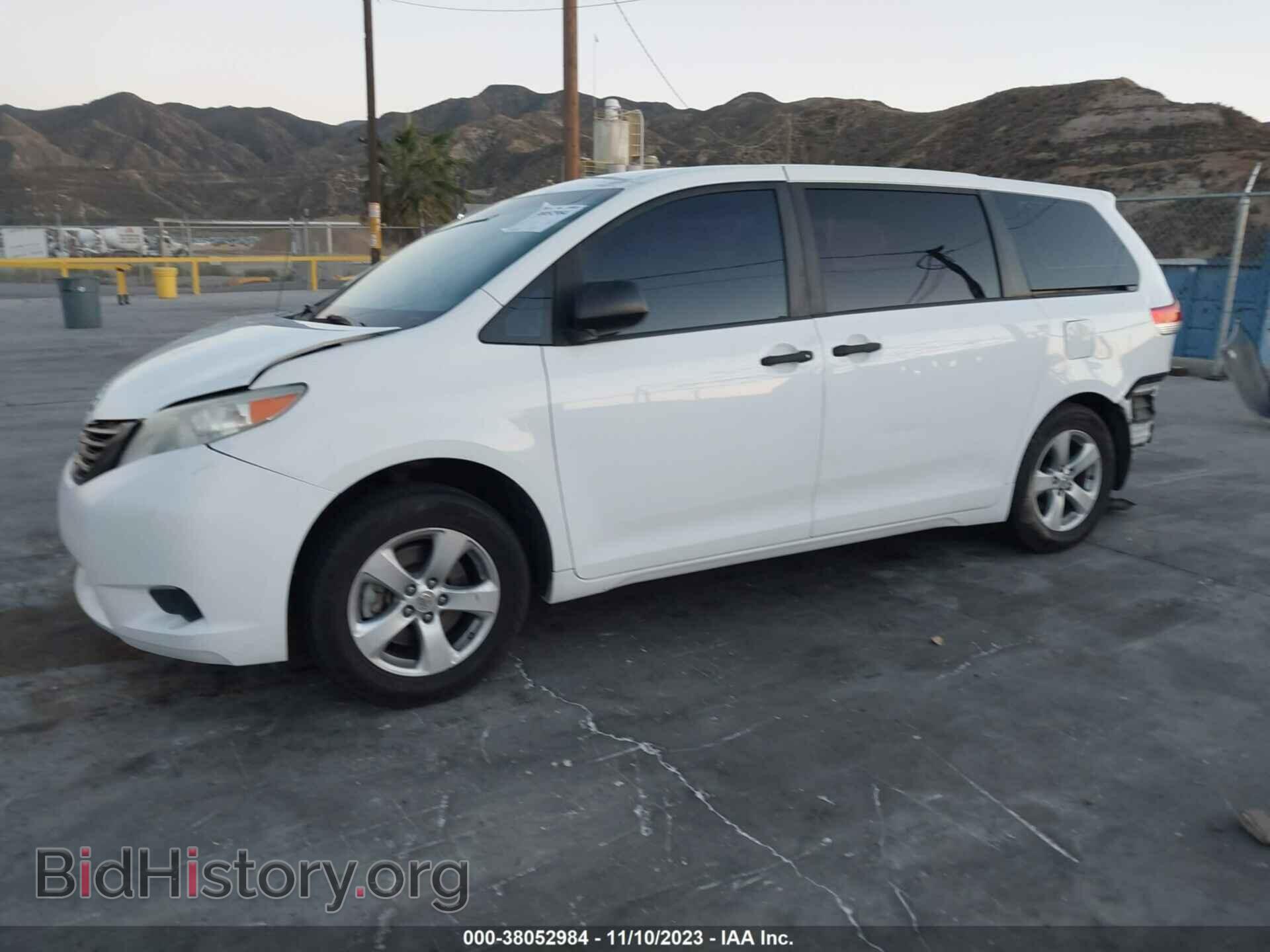 2012 TOYOTA SIENNA - VIN: 5TDKA3DC2CS012597 - Фото 2