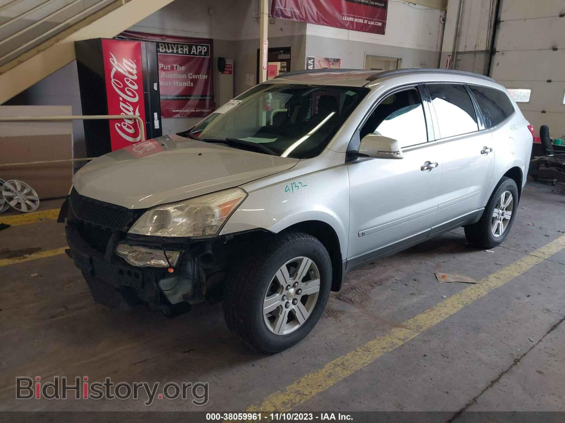 2010 CHEVROLET TRAVERSE - VIN: 1GNLVFED3AS107327 - Фото 2