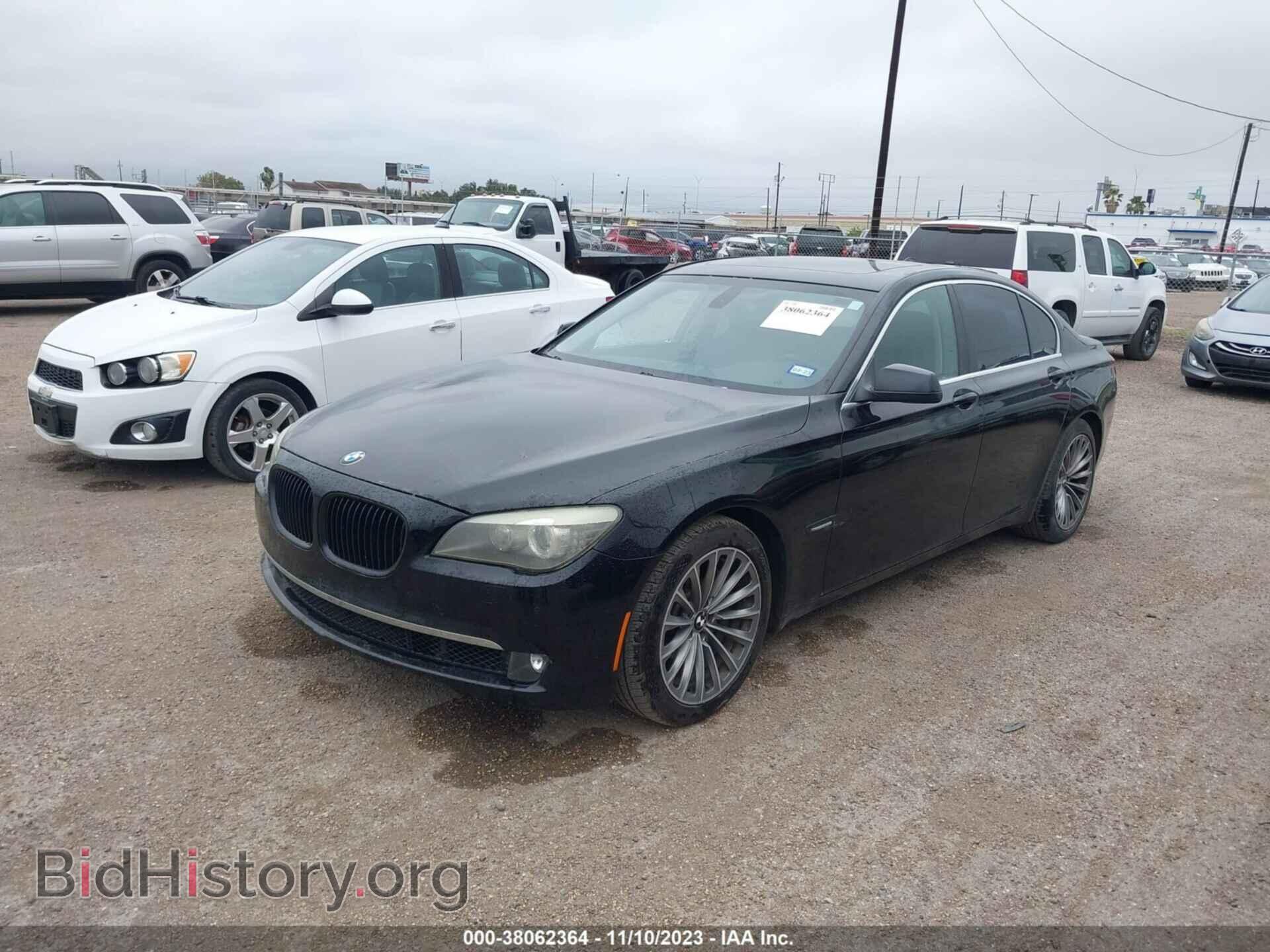 2012 BMW 740I - VIN: WBAKA4C58CC613570 - Фото 2