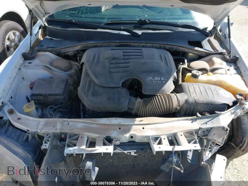 2014 Chrysler 300 (VIN 2C3CCABG8EH161613) — photo 10 of 17