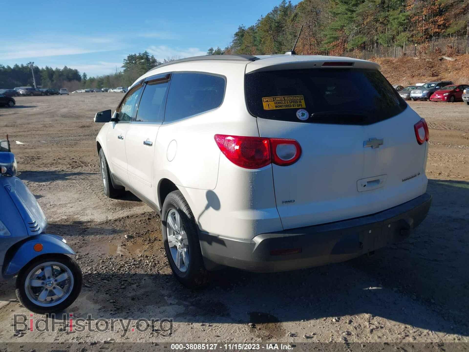 2011 CHEVROLET TRAVERSE - VIN: 1GNKVJED9BJ171135 - Фото 3