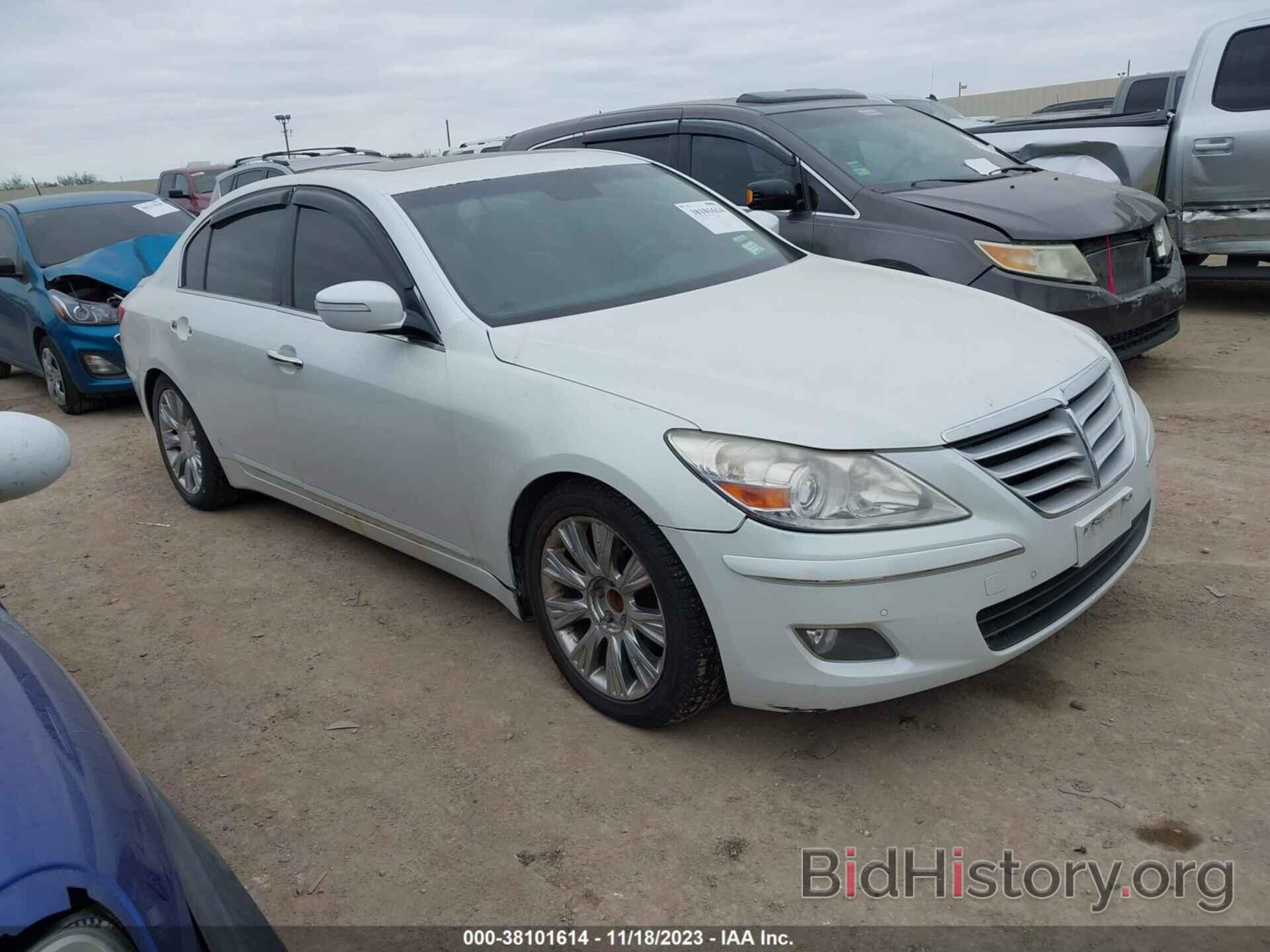 Photo KMHGC46EX9U037008 - HYUNDAI GENESIS 2009