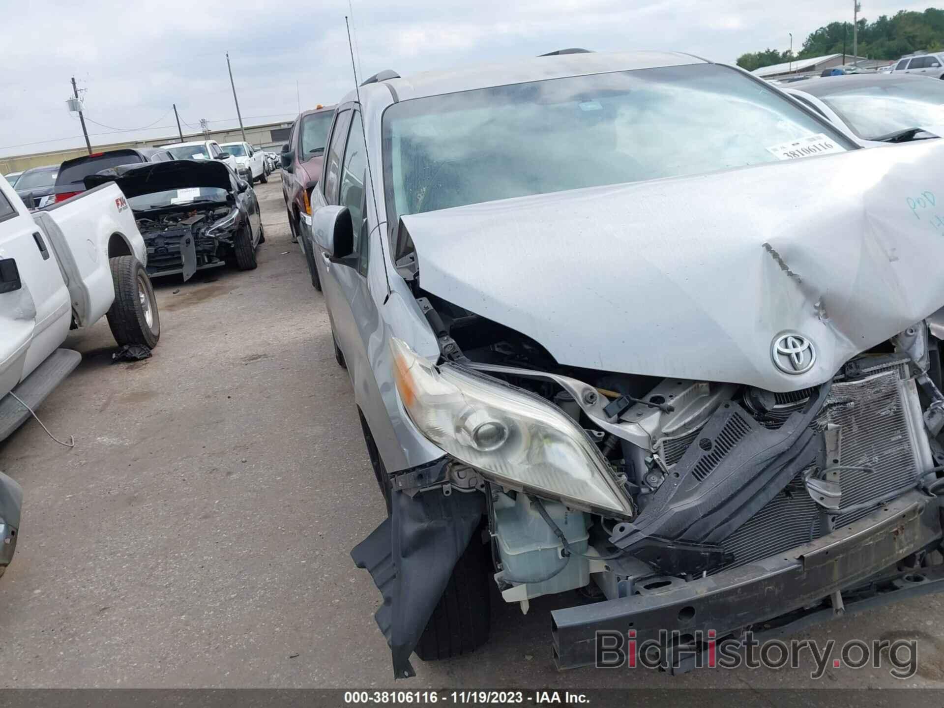 Photo 5TDKK3DC6CS247937 - TOYOTA SIENNA 2012