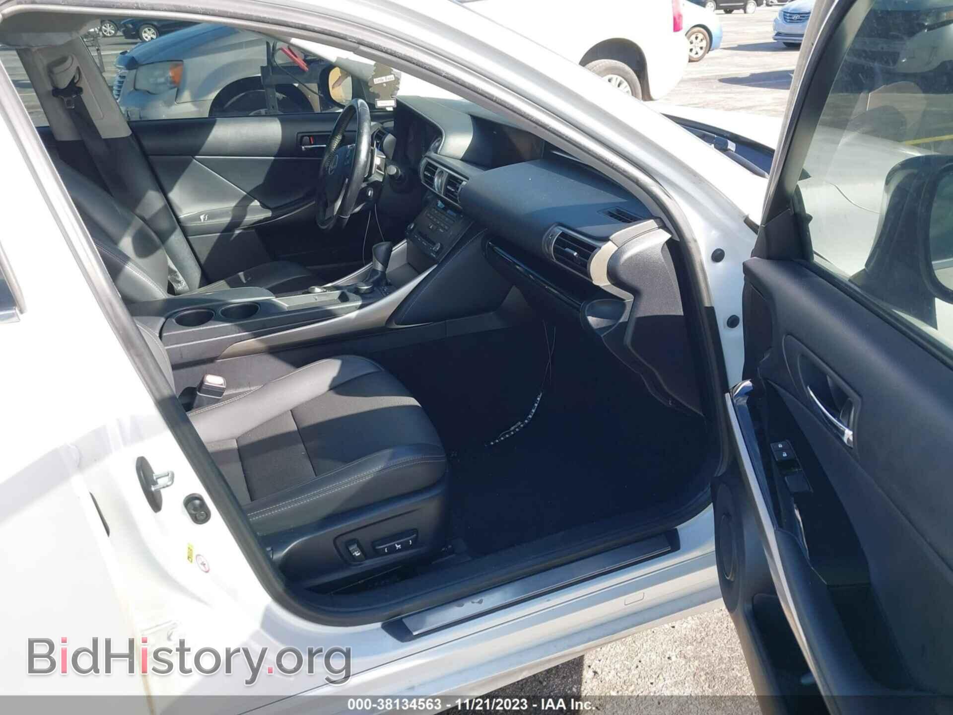 2016 LEXUS IS 200T - VIN: JTHBA1D25G5021901 - Фото 5
