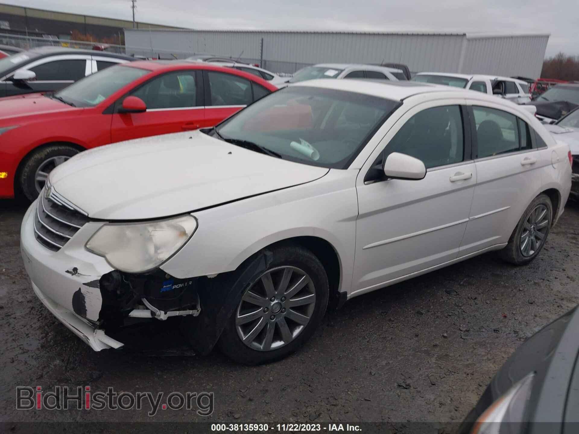 2010 CHRYSLER SEBRING - VIN: 1C3CC5FD2AN158182 - Фото 2