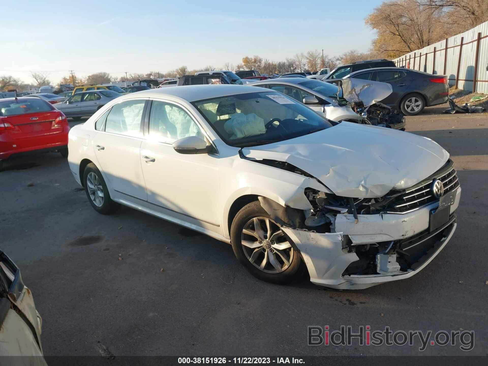 Photo 1VWAT7A37HC006818 - VOLKSWAGEN PASSAT 2017