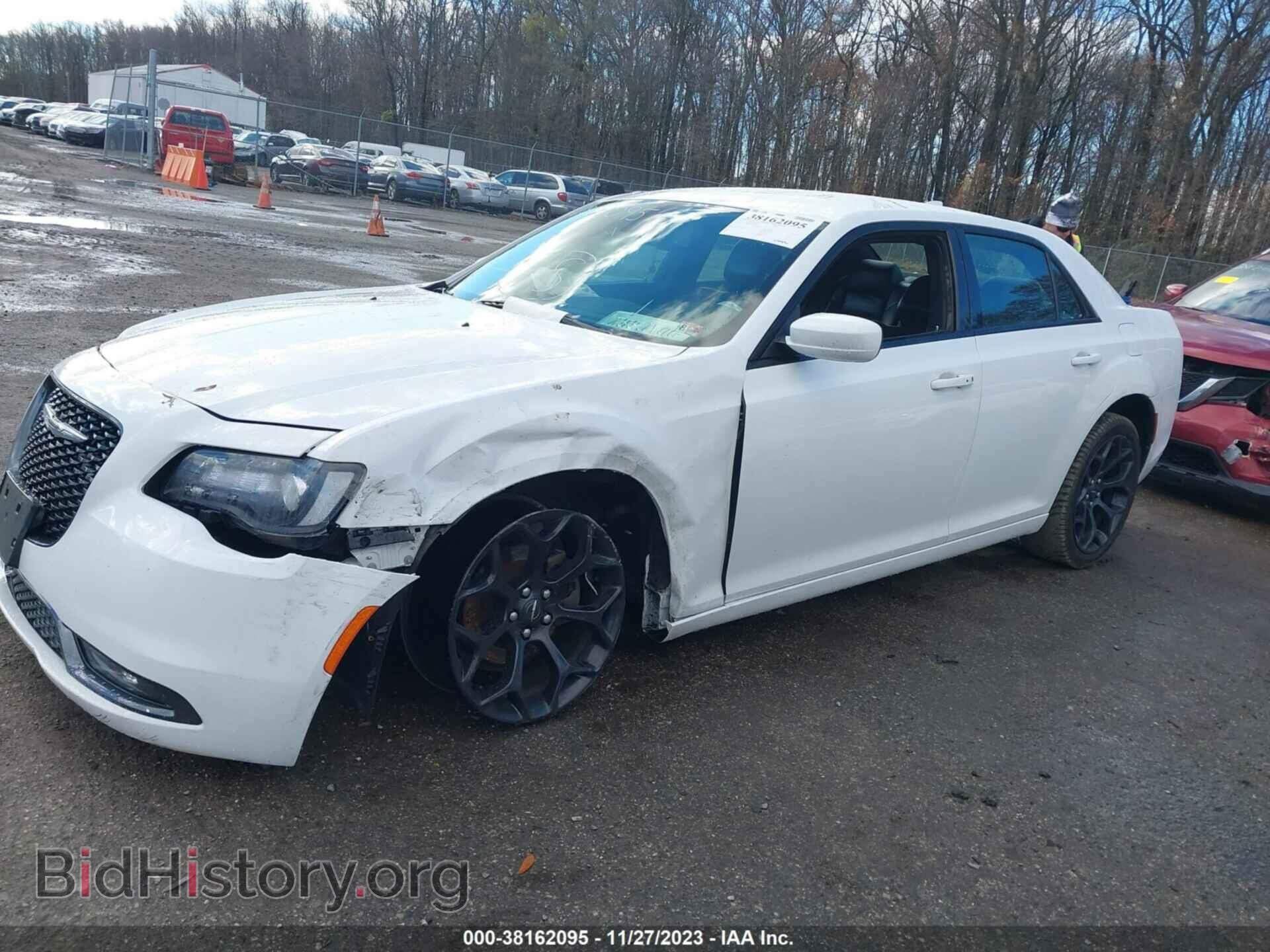 2019 CHRYSLER 300 - VIN: 2C3CCABG4KH628604 - Фото 2