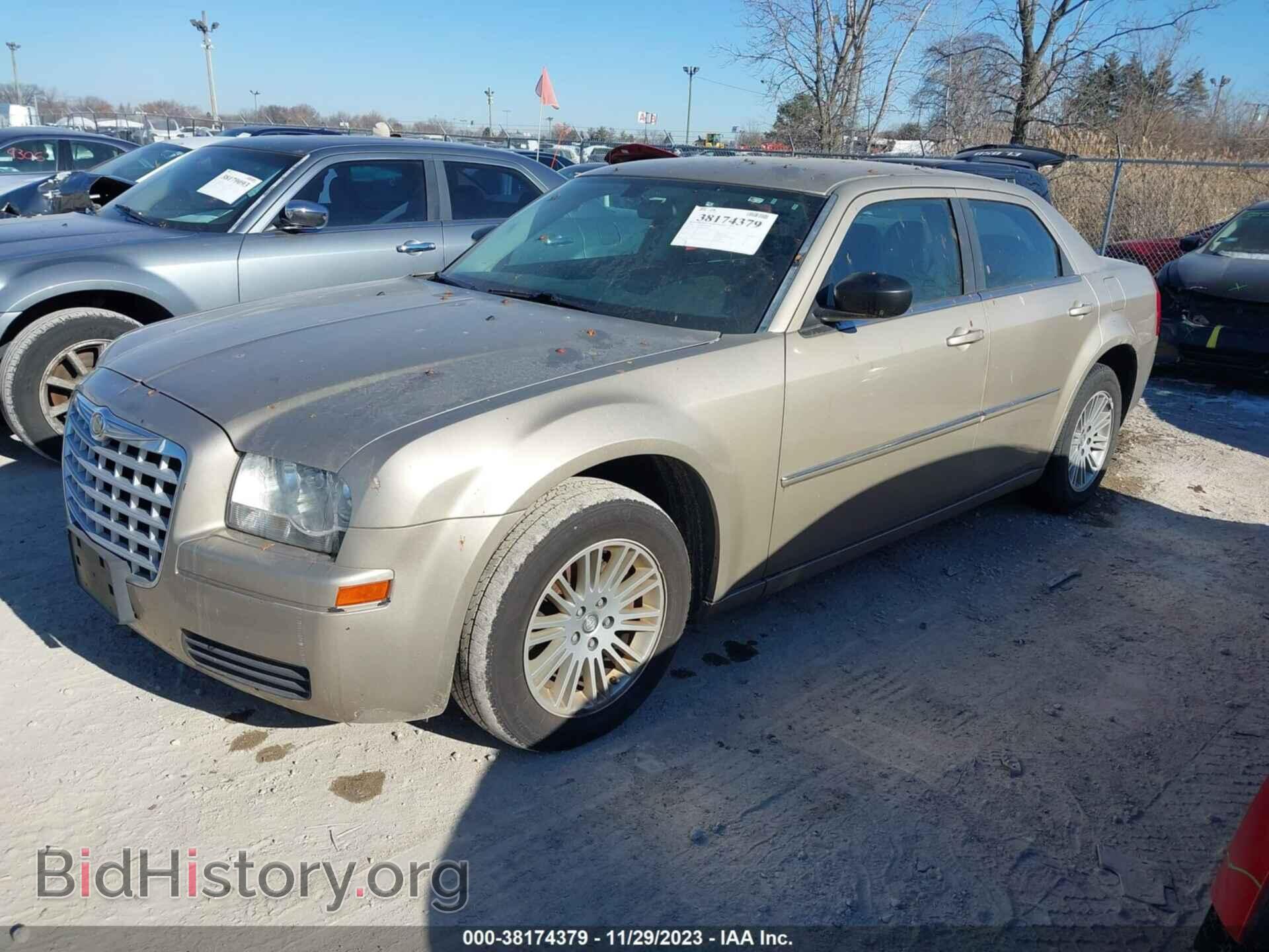 2009 CHRYSLER 300 - VIN: 2C3KA43D89H539667 - Фото 2