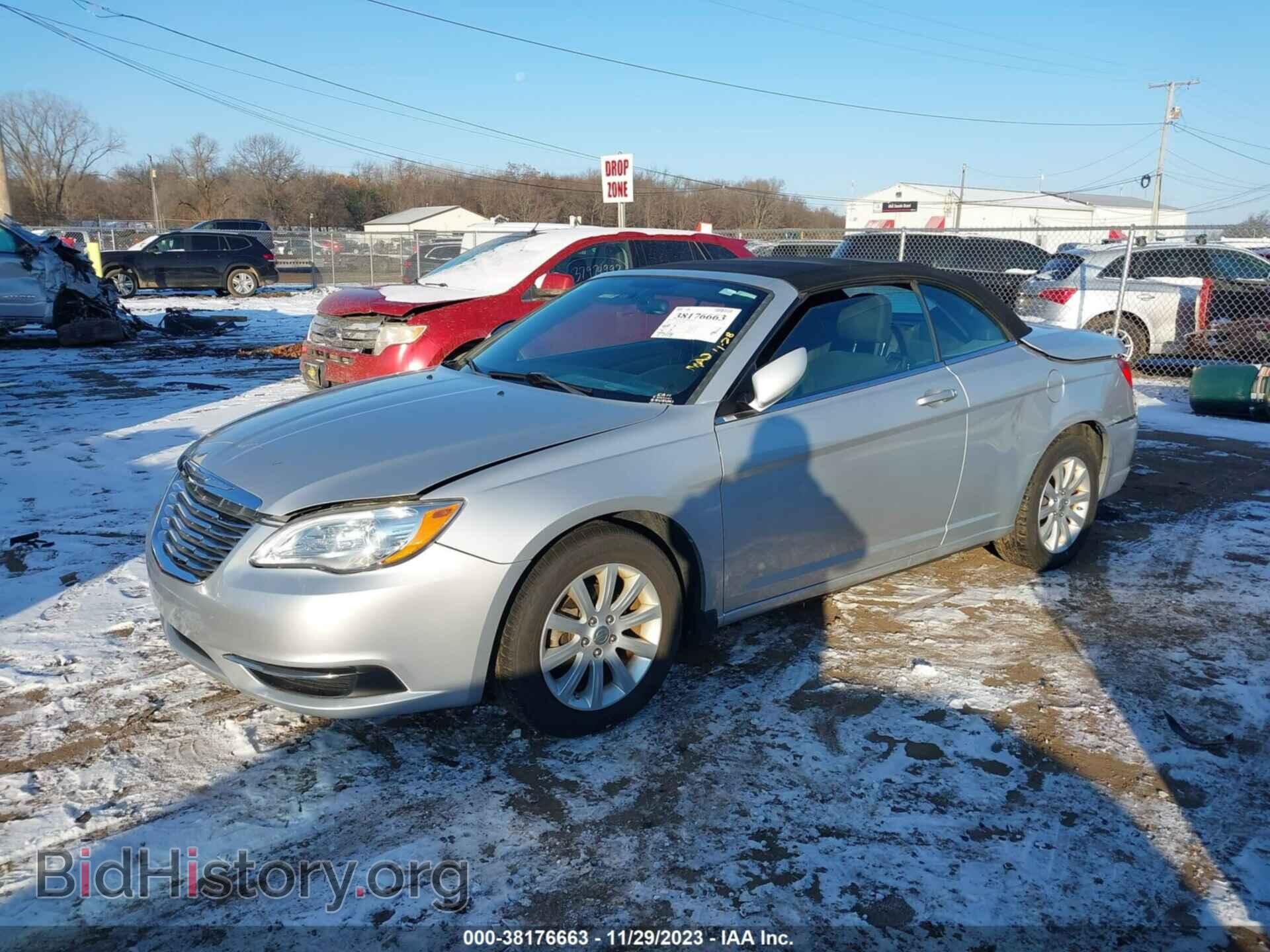 2011 CHRYSLER 200 - VIN: 1C3BC2EB4BN598139 - Фото 2