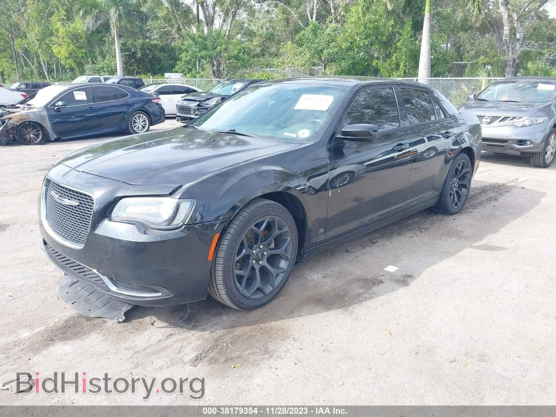 2019 CHRYSLER 300 - VIN: 2C3CCABG0KH601075 - Photo 2