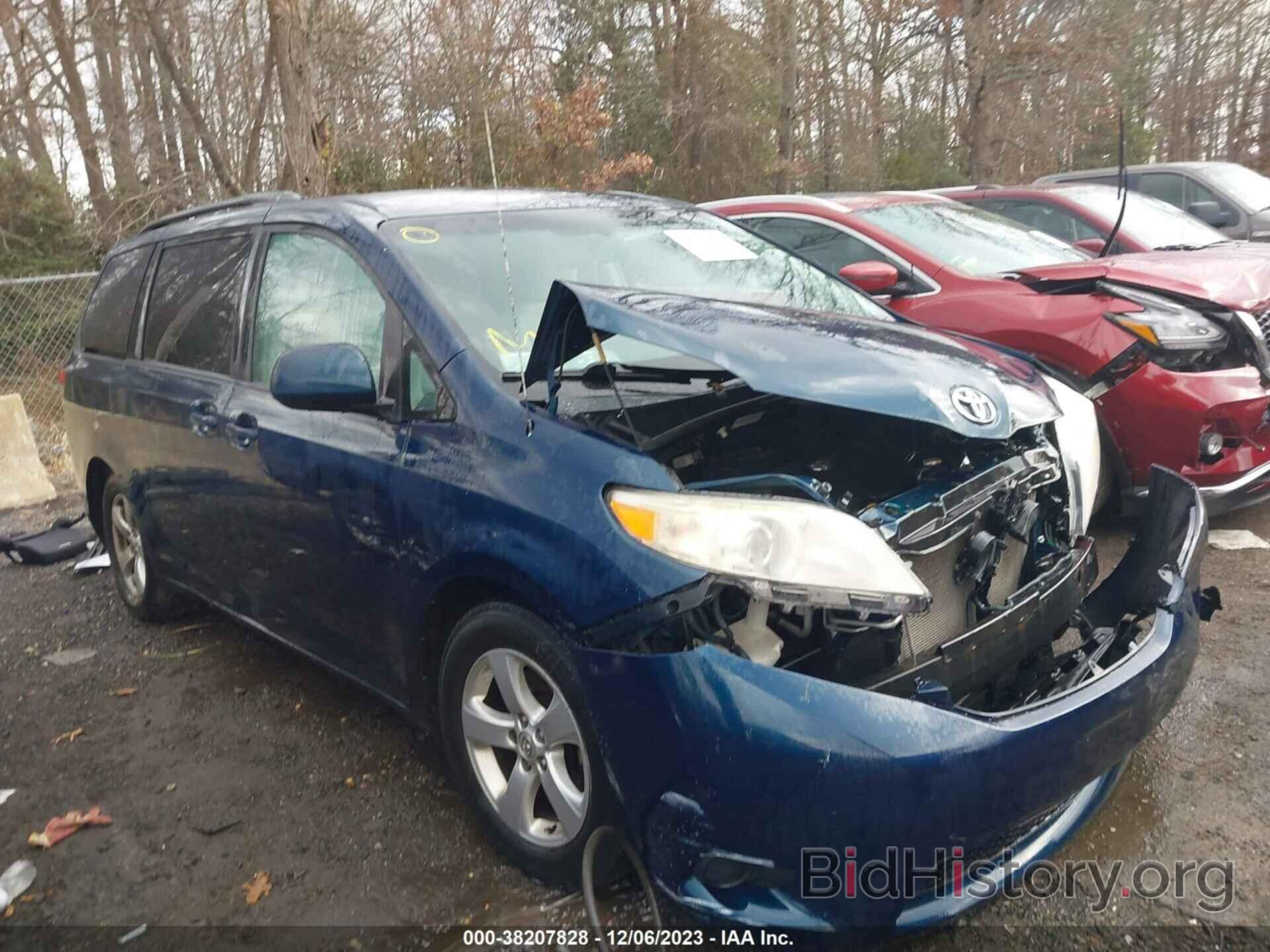 Photo 5TDKK3DC8BS103563 - TOYOTA SIENNA 2011