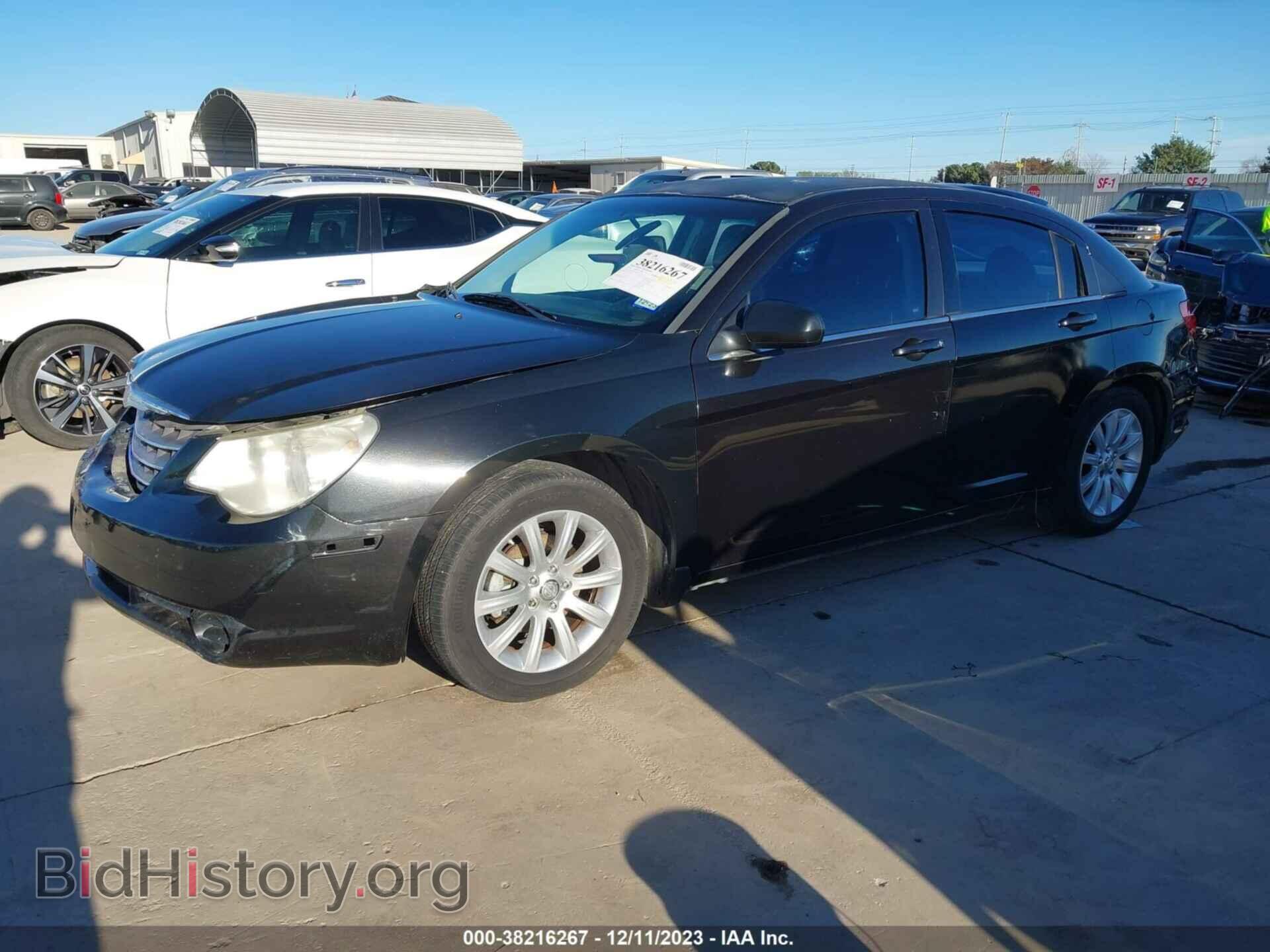 2010 CHRYSLER SEBRING - VIN: 1C3CC5FB5AN144727 - Фото 2