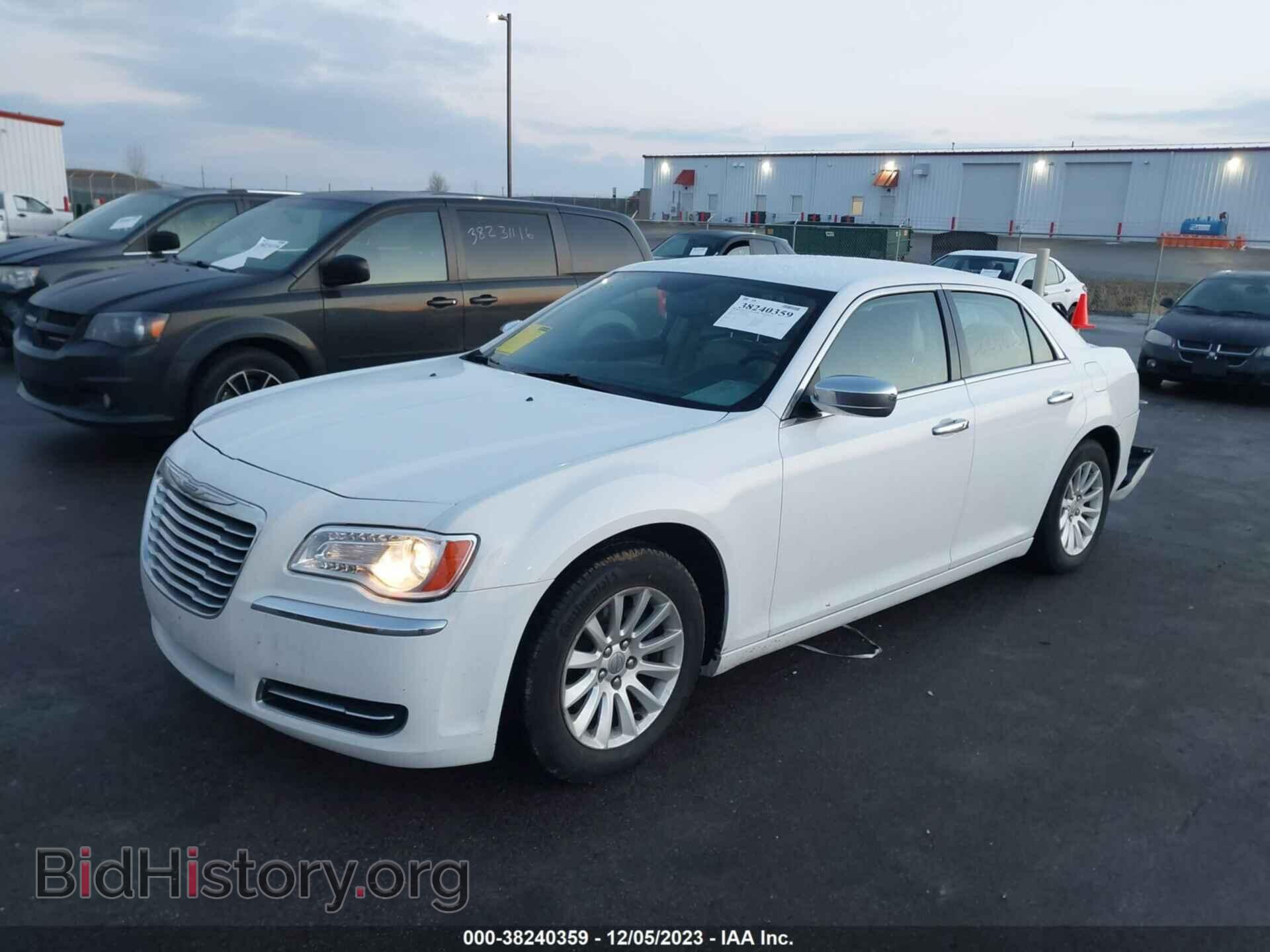 2014 CHRYSLER 300 - VIN: 2C3CCAAG1EH354638 - Фото 2