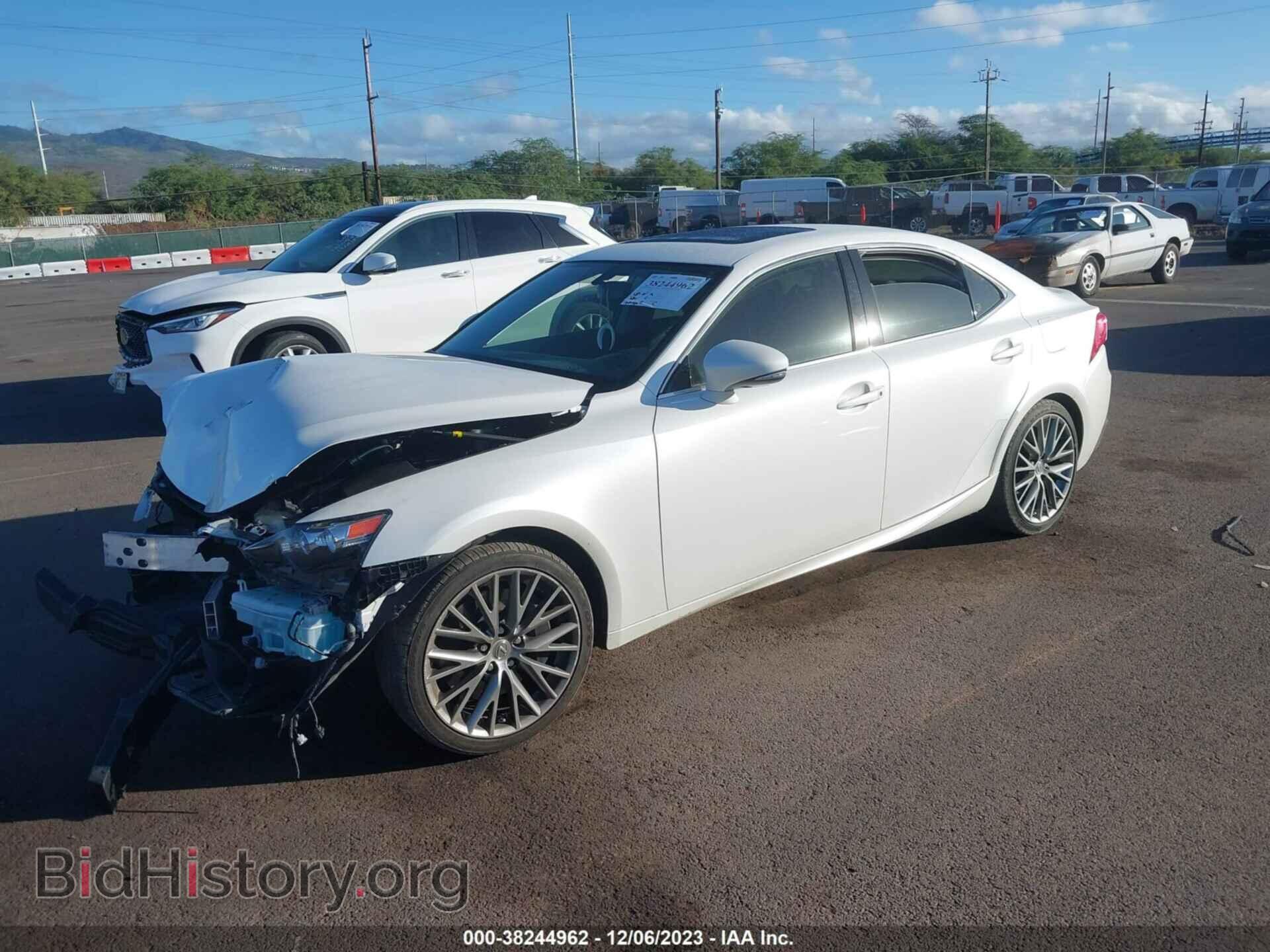 2016 LEXUS IS 200T - VIN: JTHBA1D26G5002192 - Фото 2