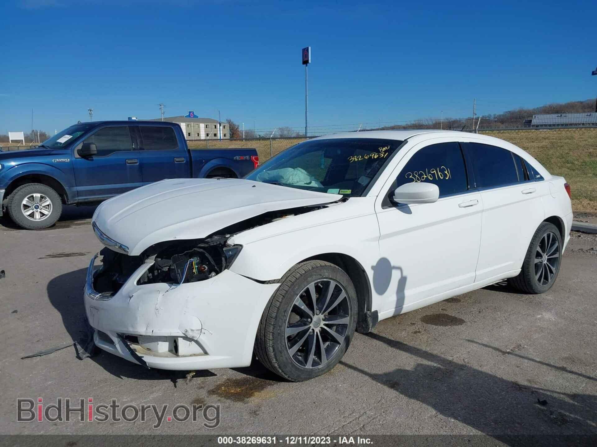 2012 CHRYSLER 200 - VIN: 1C3CCBBG2CN276945 - Фото 2