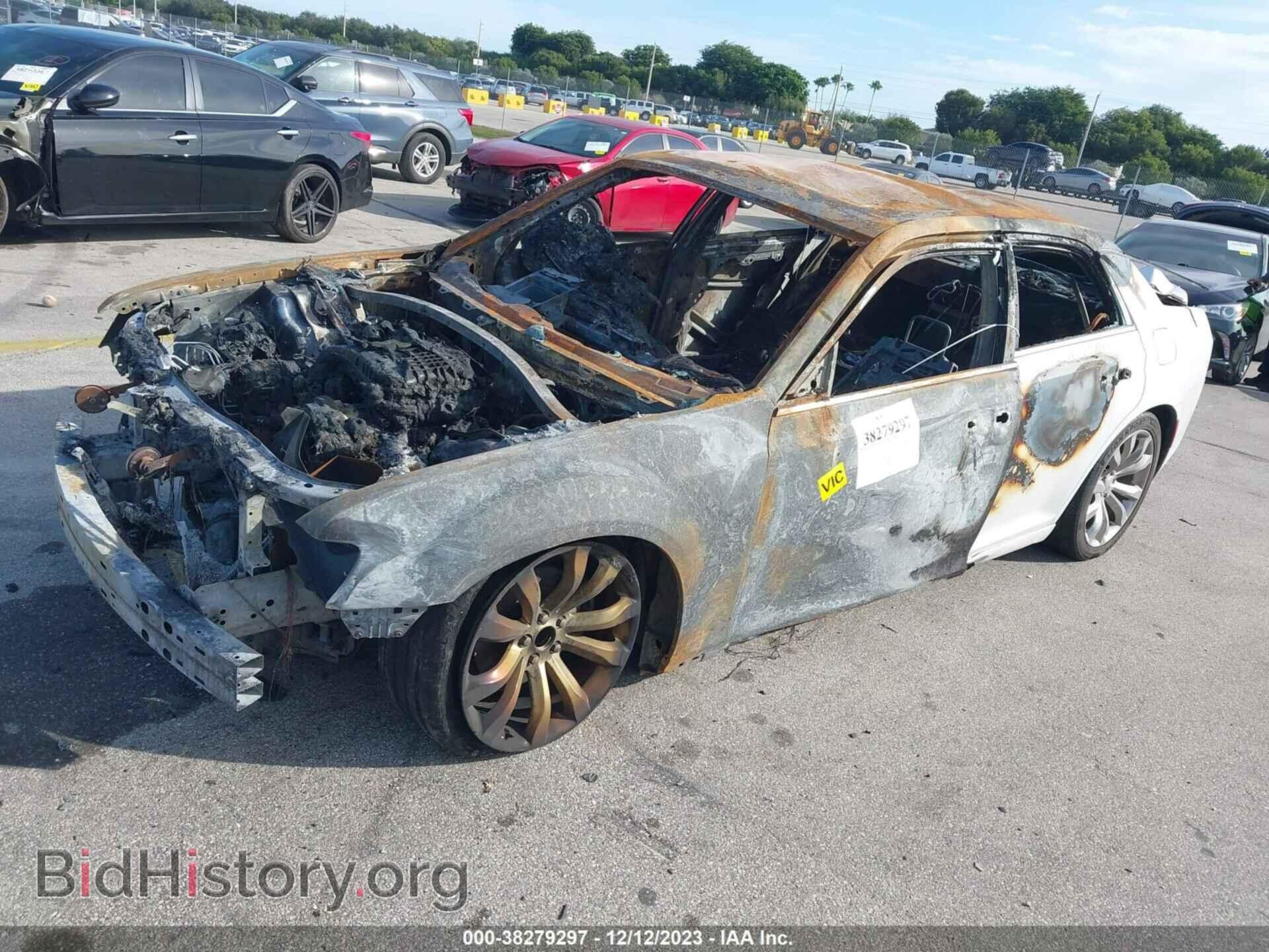 2019 CHRYSLER 300 - VIN: 2C3CCAEG5KH536087 - Фото 2