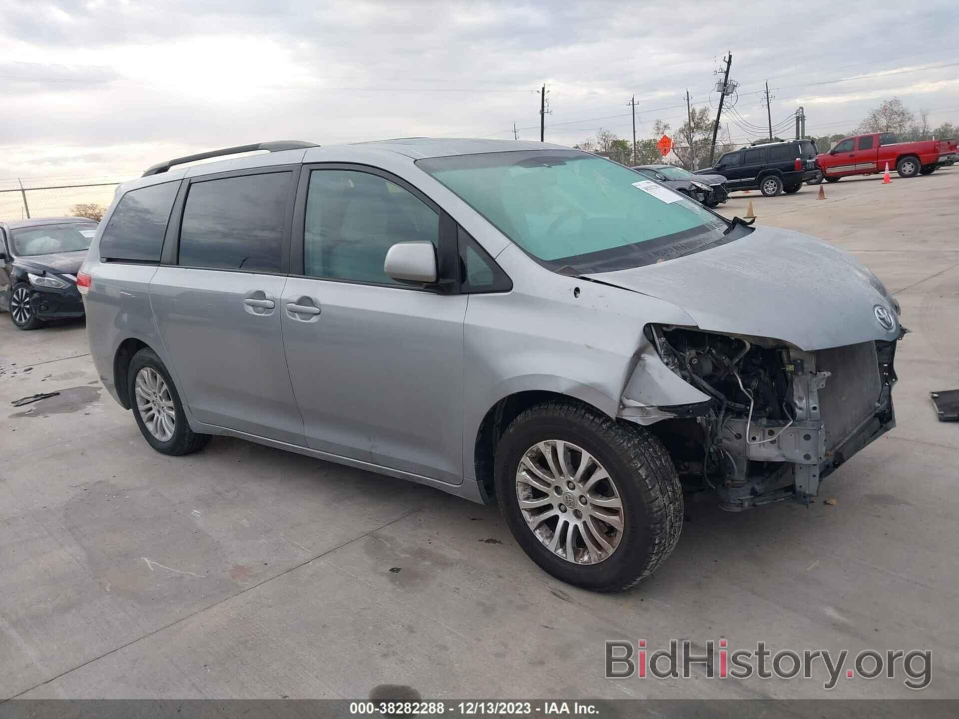 Photo 5TDYK3DC7BS146446 - TOYOTA SIENNA 2011