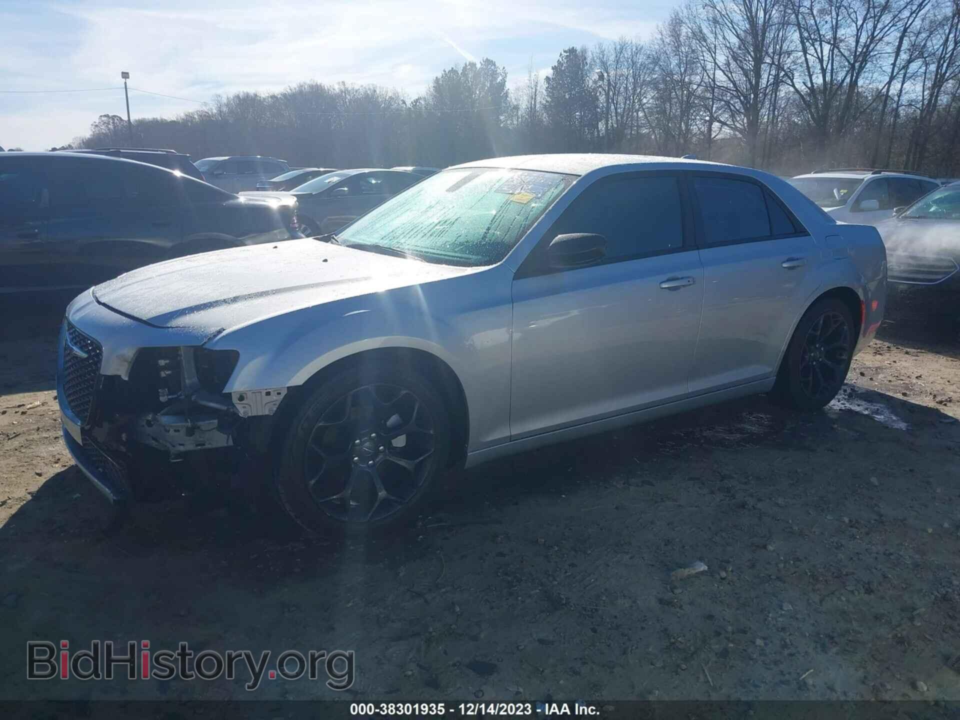 2019 CHRYSLER 300 - VIN: 2C3CCAAG2KH673901 - Фото 2
