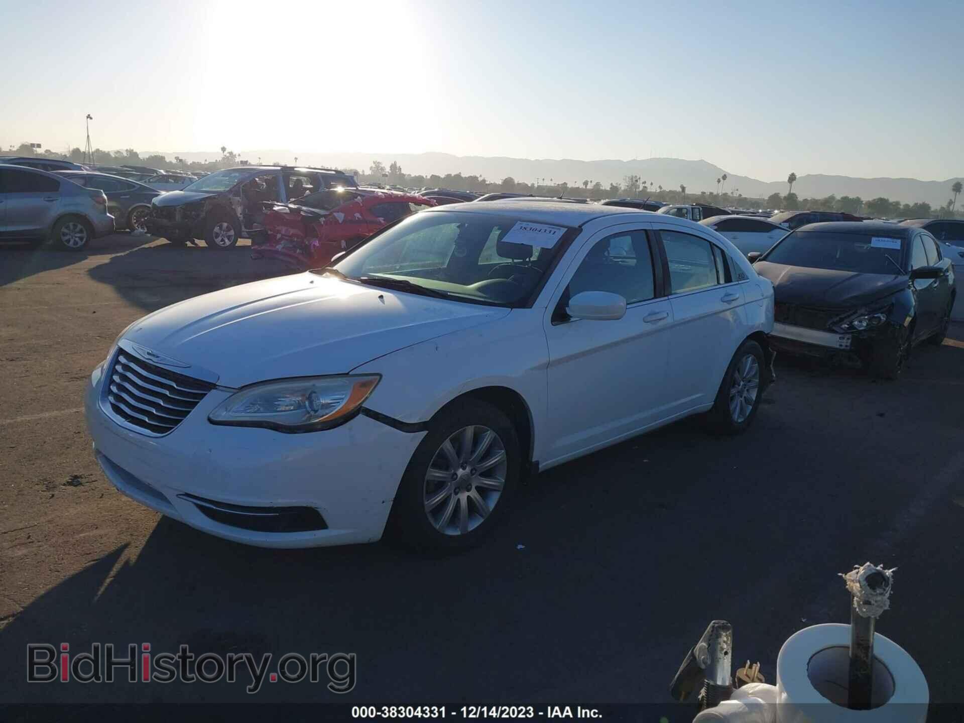 2011 CHRYSLER 200 - VIN: 1C3BC1FB5BN558659 - Фото 2