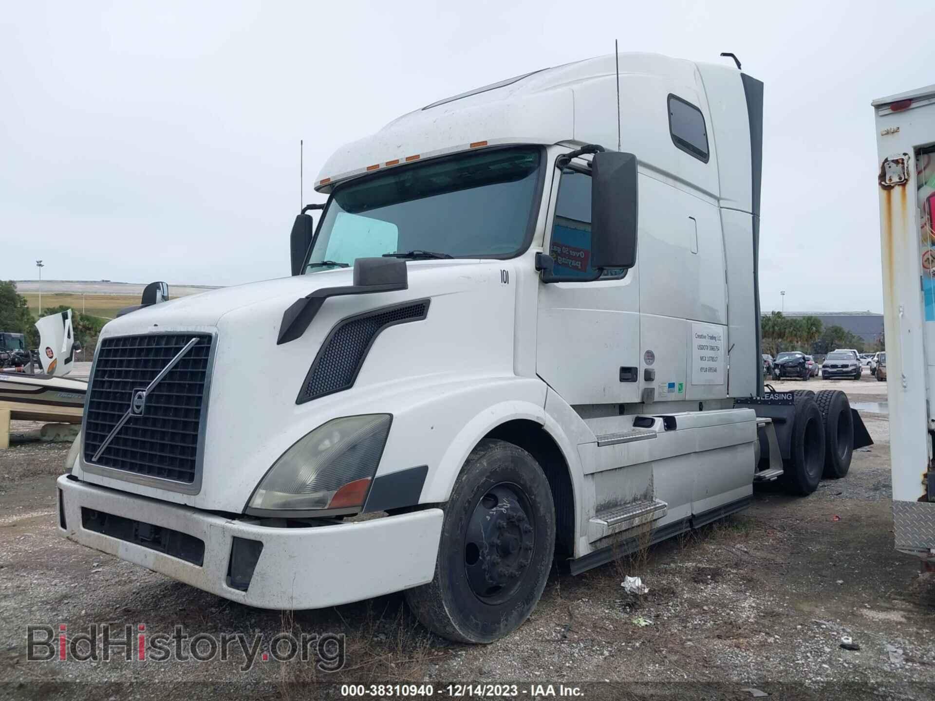 2016 VOLVO VN - VIN: 4V4NC9EH4GN953764 - Фото 2