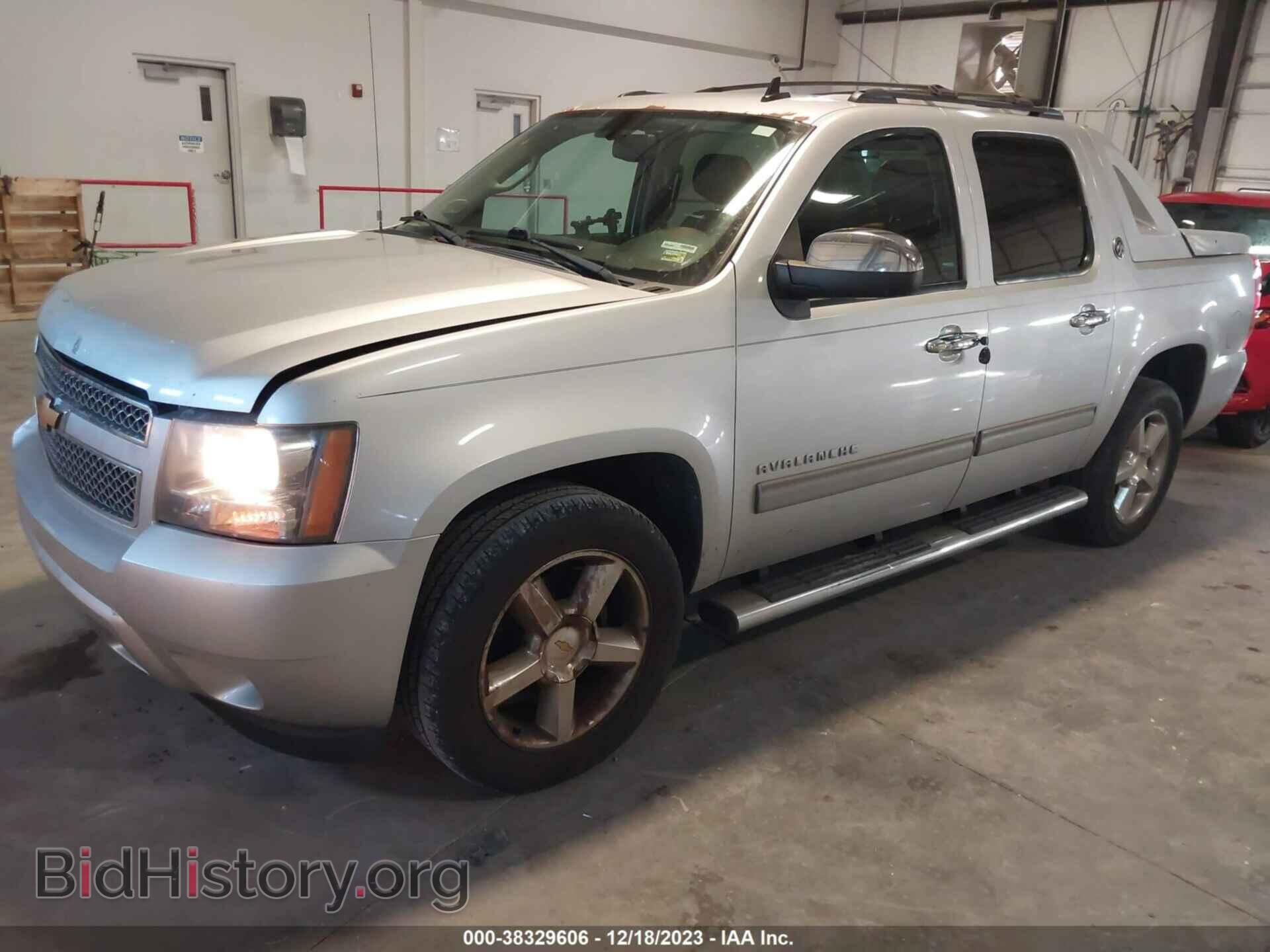 2013 CHEVROLET AVALANCHE - VIN: 3GNMCFE08DG227207 - Фото 2