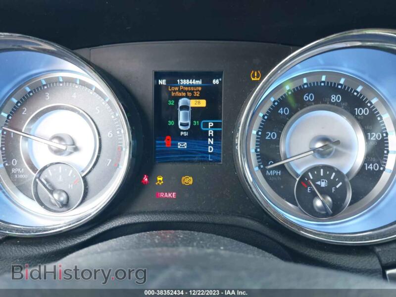 2014 Chrysler 300 (VIN 2C3CCAAG7EH280366) — photo 7 of 16